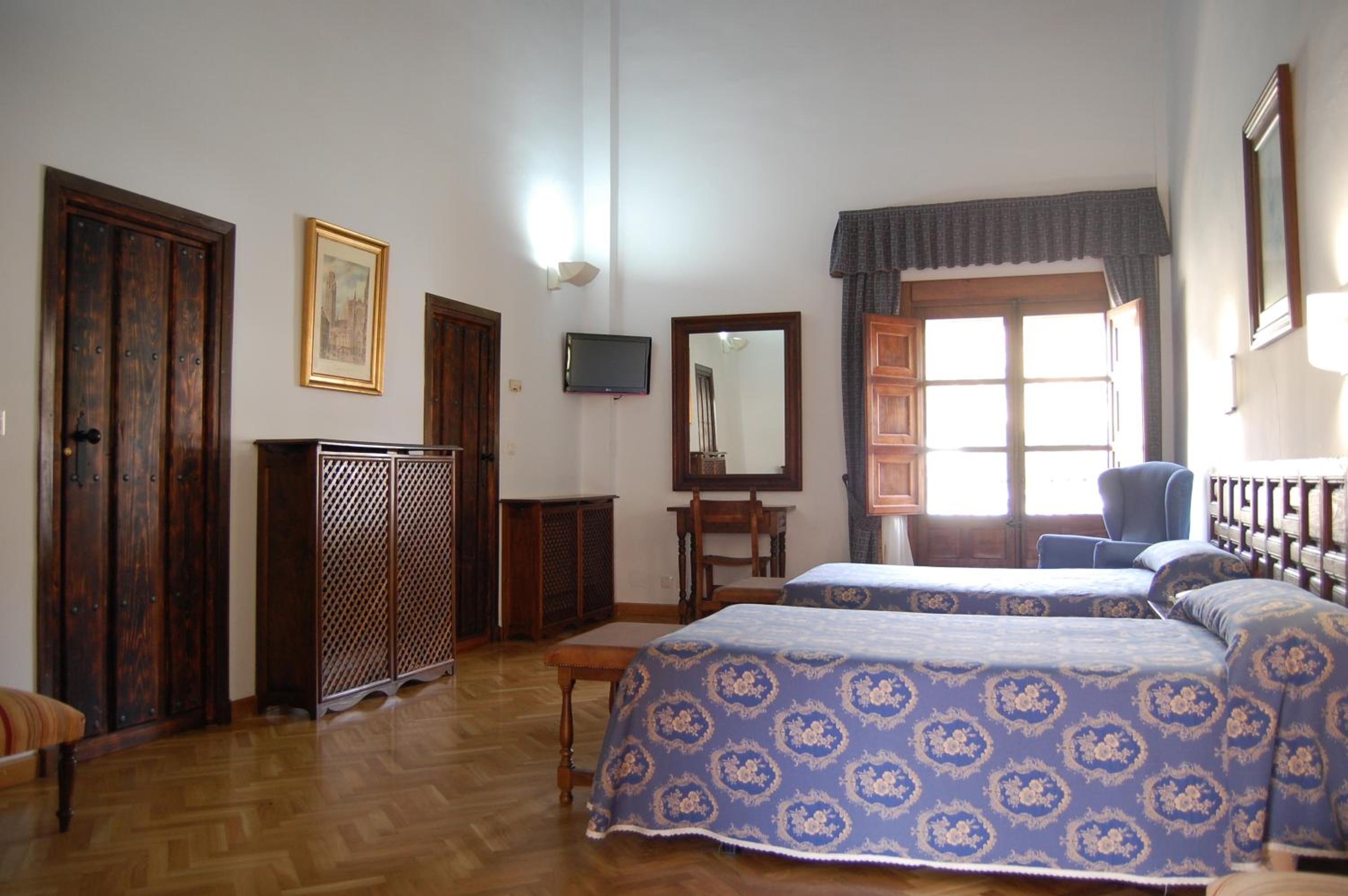 Twin Room with Courtyard View - Photo 2