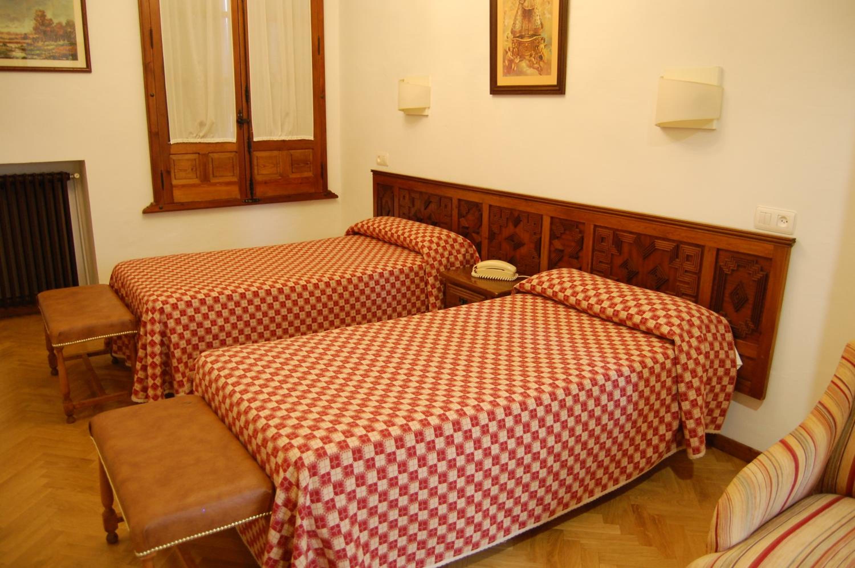 Twin Room with Courtyard View - Photo 5