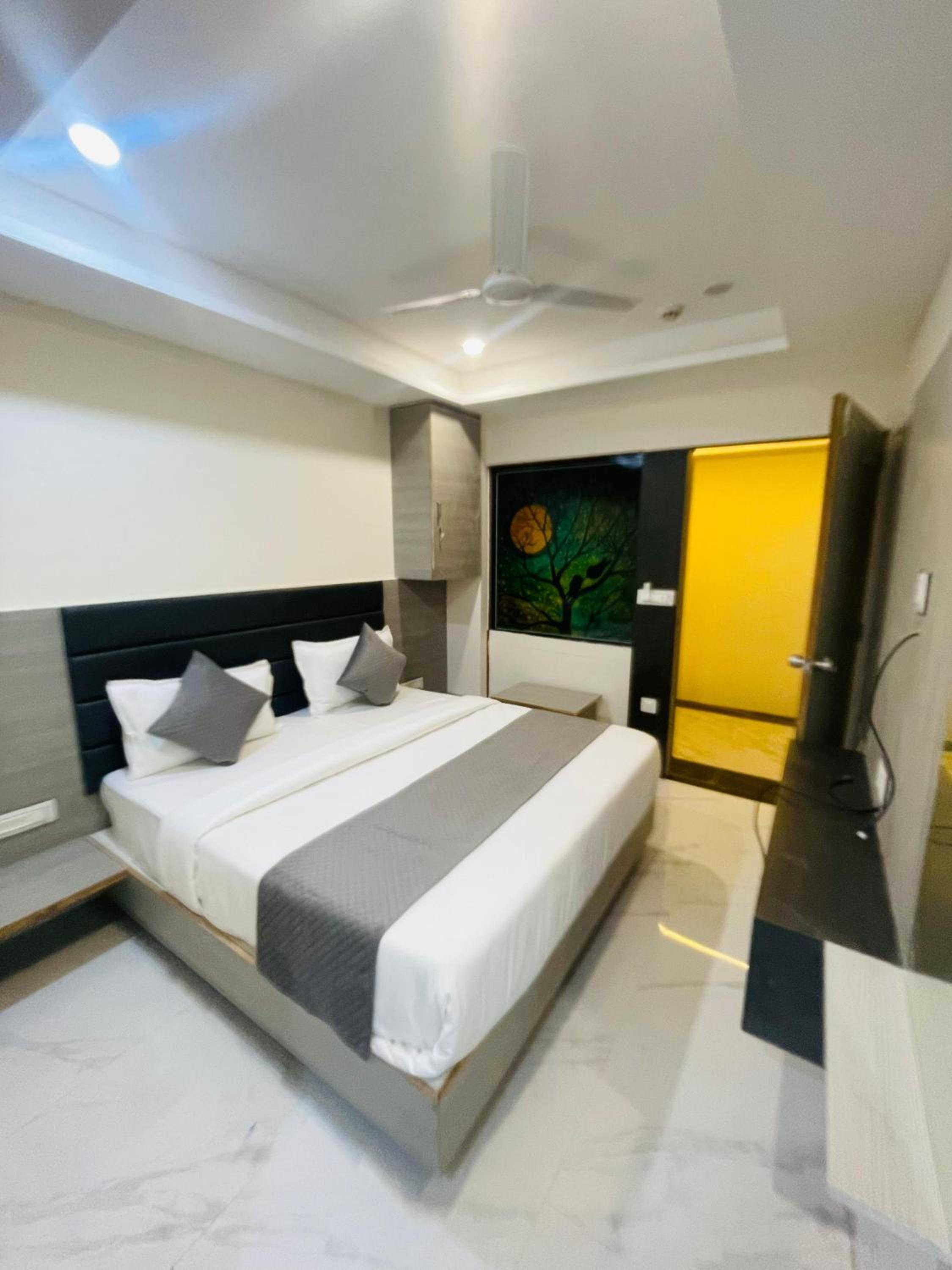 Deluxe Double Room (2 Adults + 1 Child) photo 1
