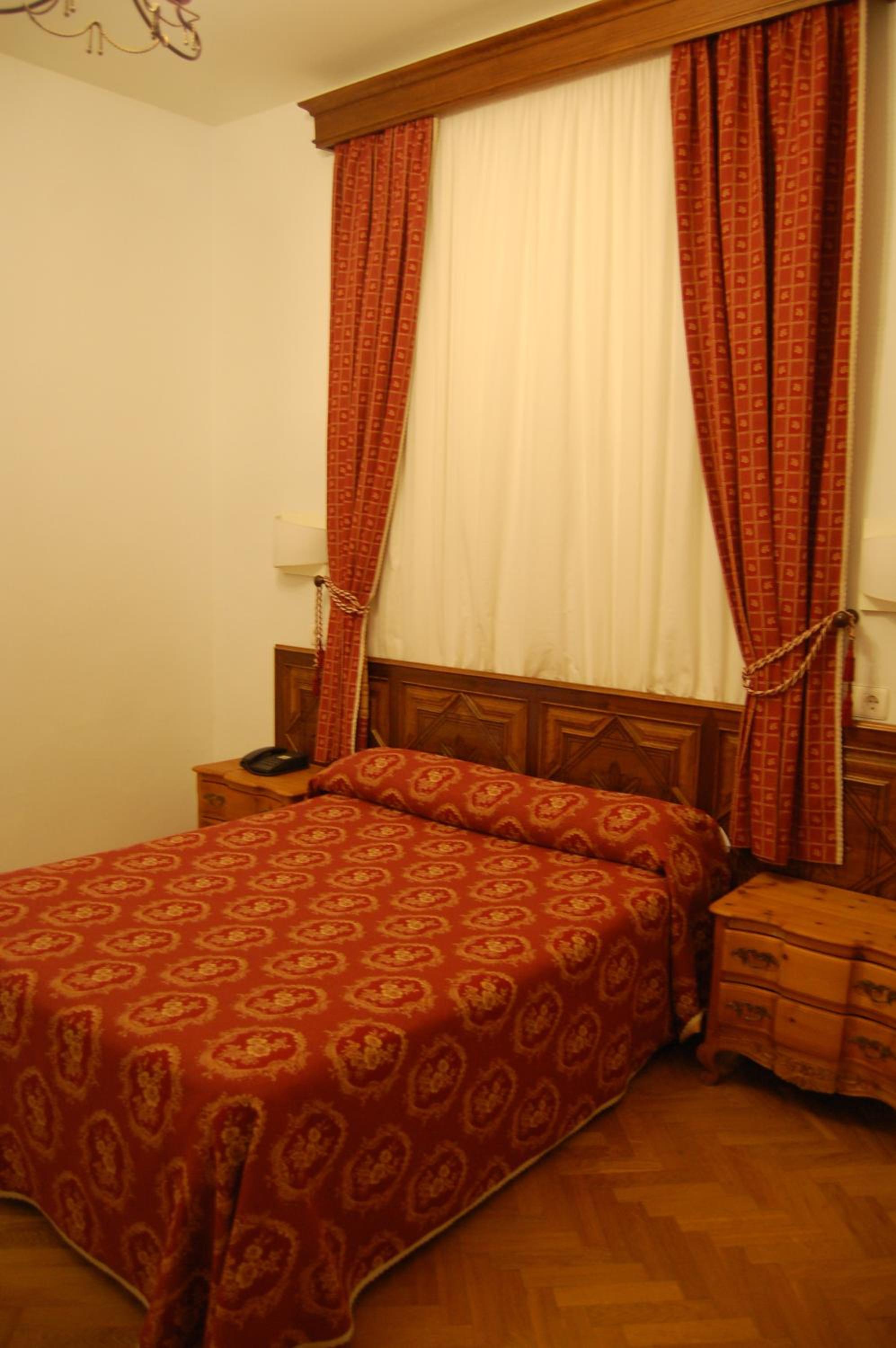 Twin Room with Courtyard View - Photo 4