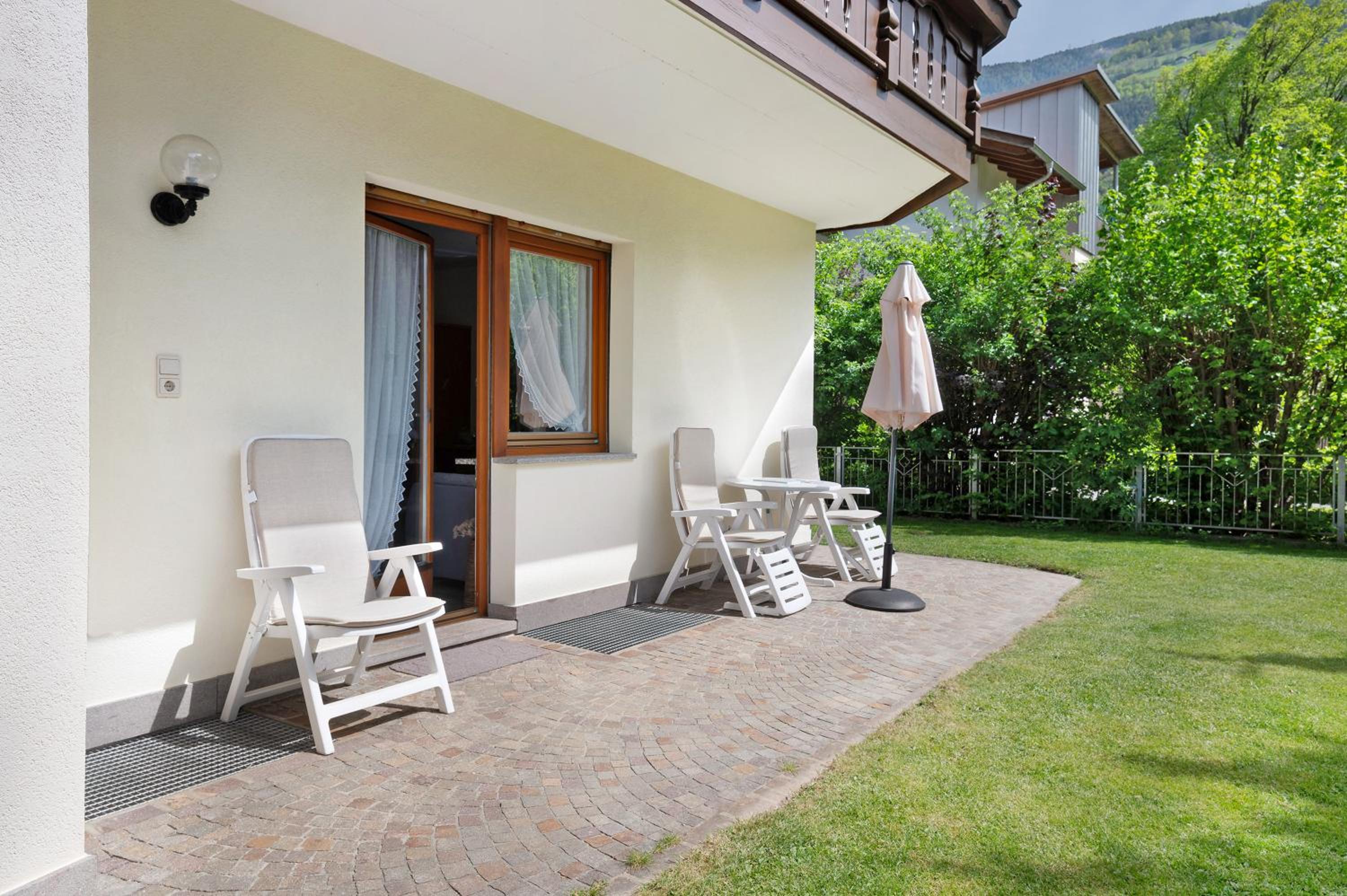 Two-Bedroom Deluxe Apartment with Garden View photo 2