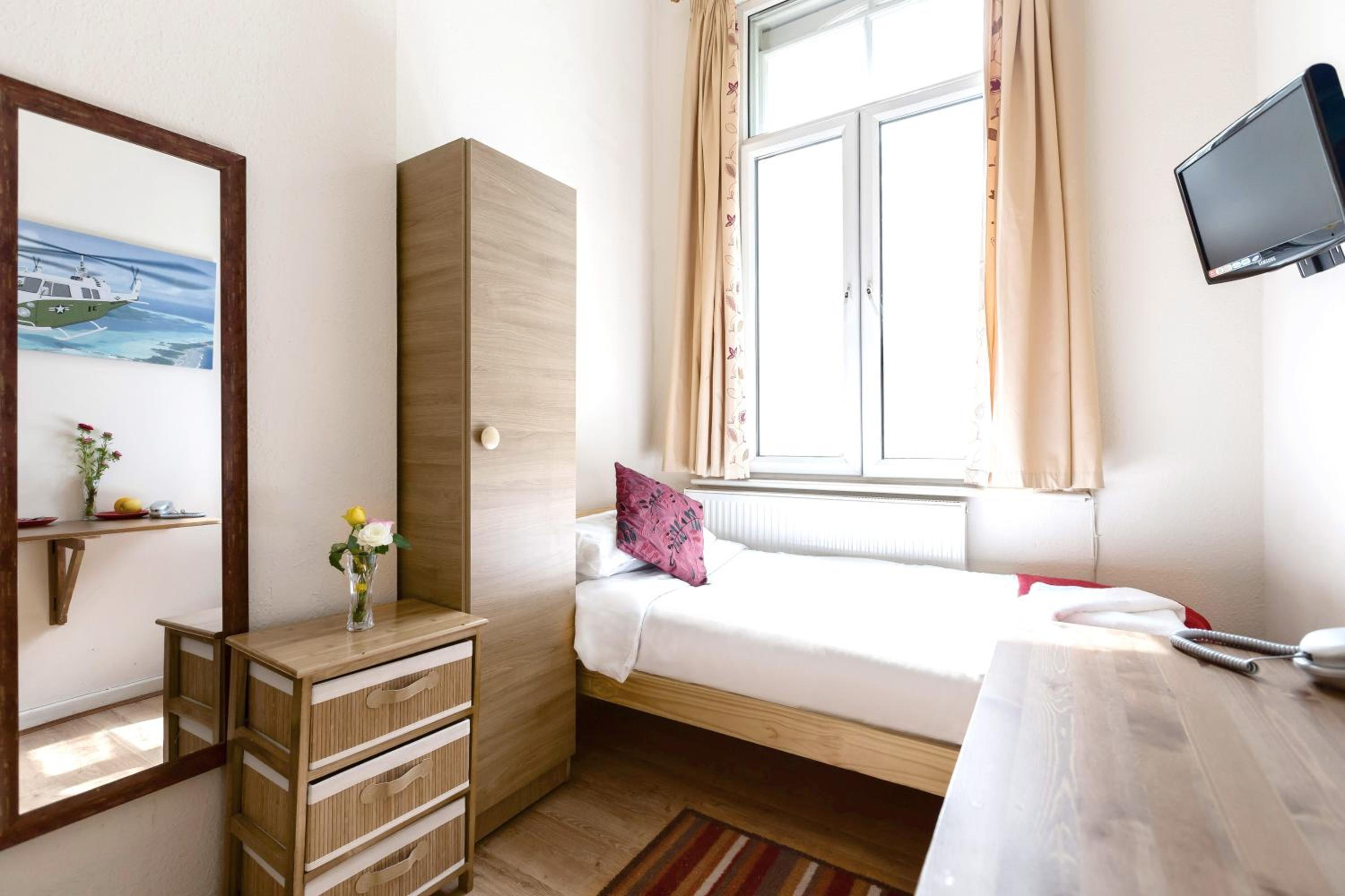Single Room with Shared Bathroom photo 2