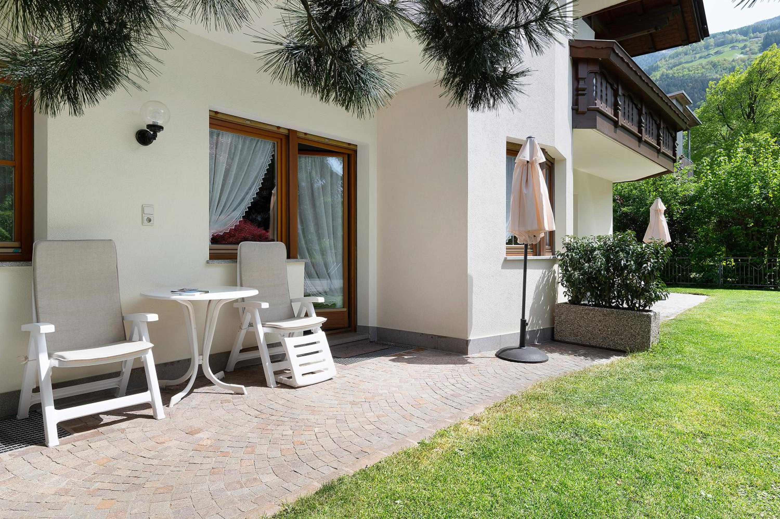 One-Bedroom Apartment with Garden View photo 3