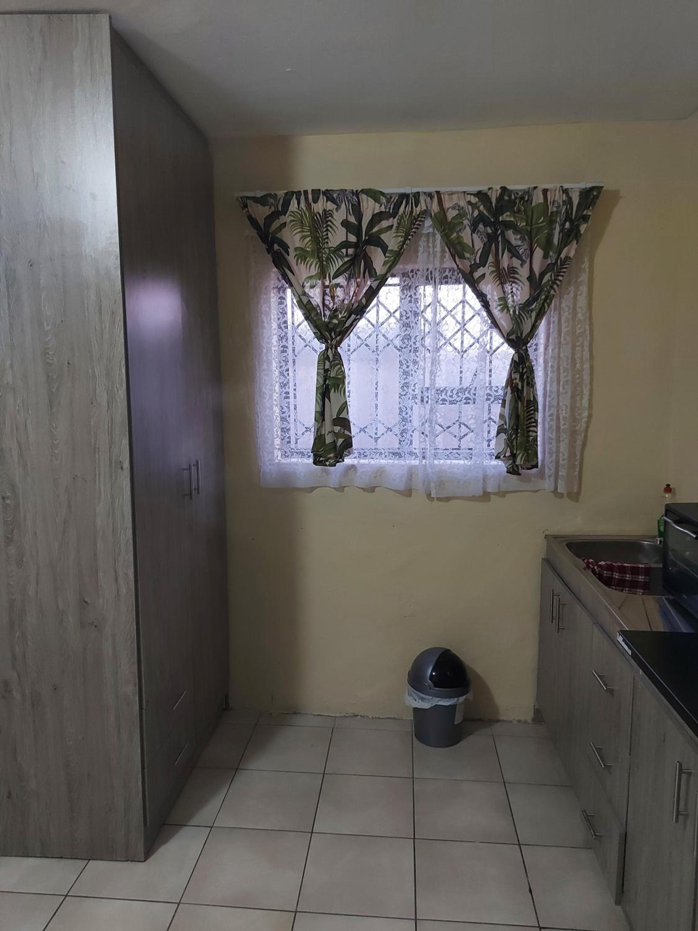 Double or Twin Room with Private Bathroom - Photo 4