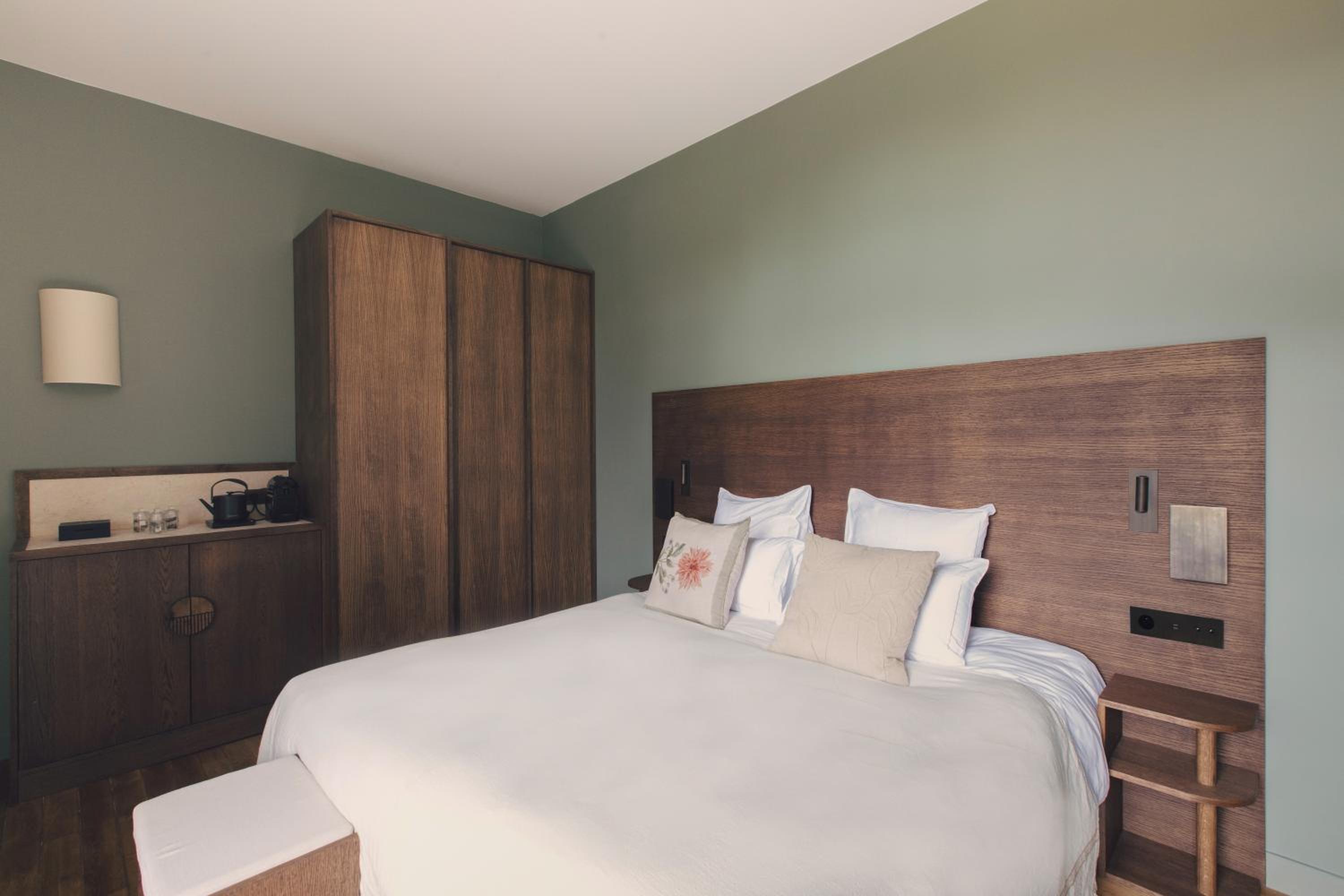 Deluxe Double Room - Photo 17