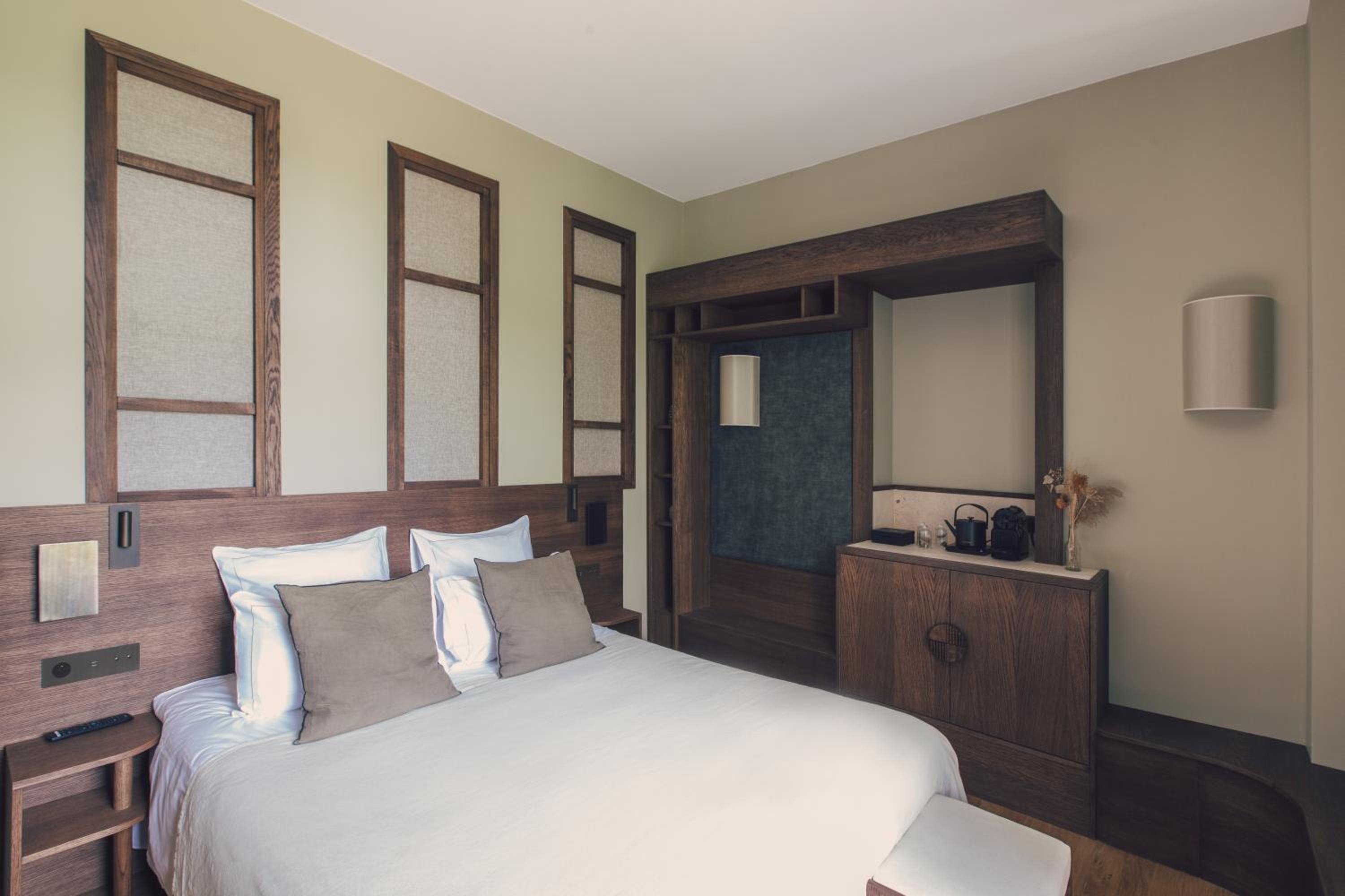 Deluxe Double Room - Photo 11