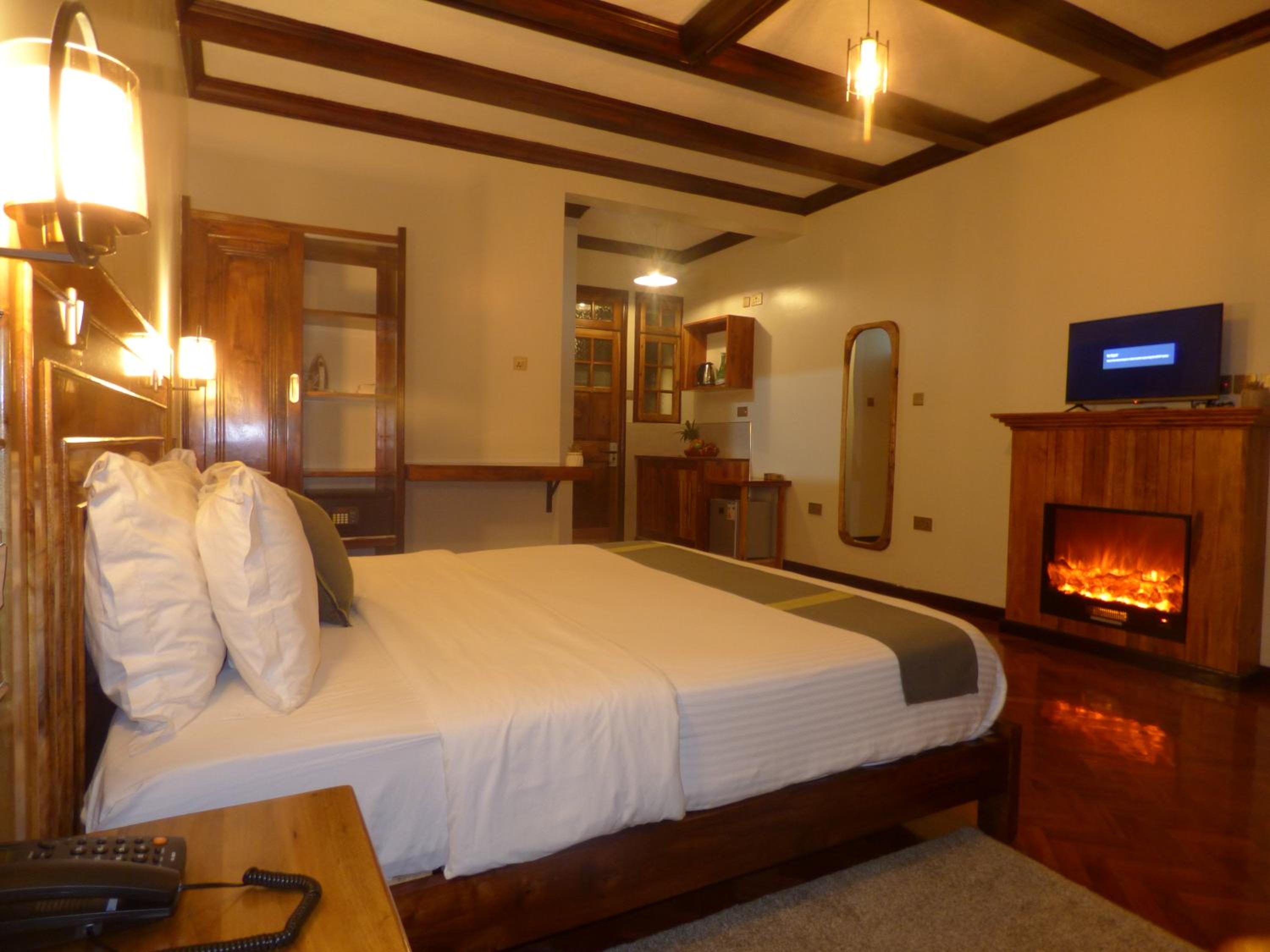 Deluxe Double Room with Balcony - Photo 10