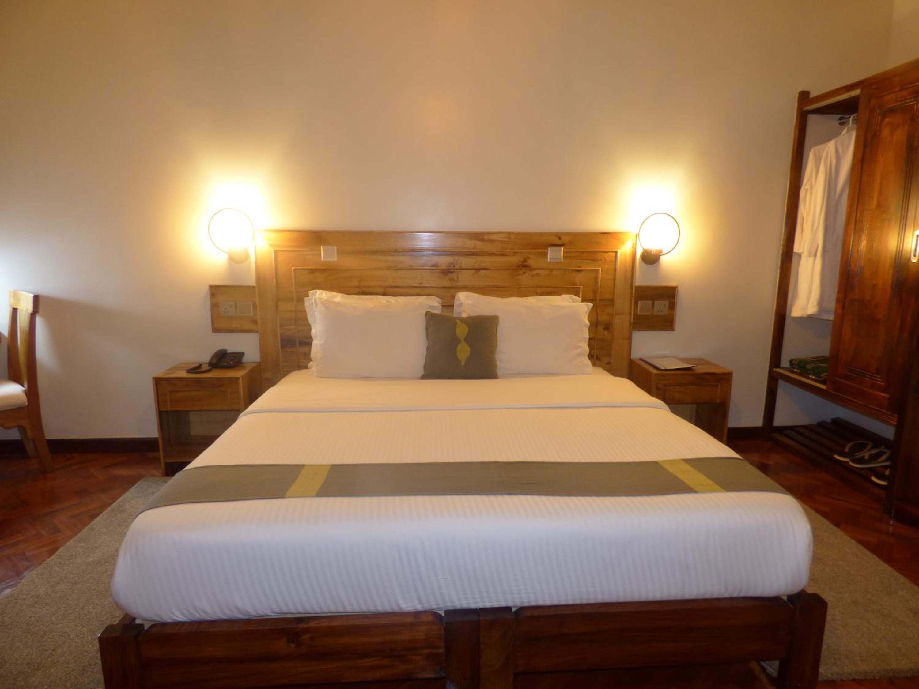 Deluxe Double Room with Balcony - Photo 11
