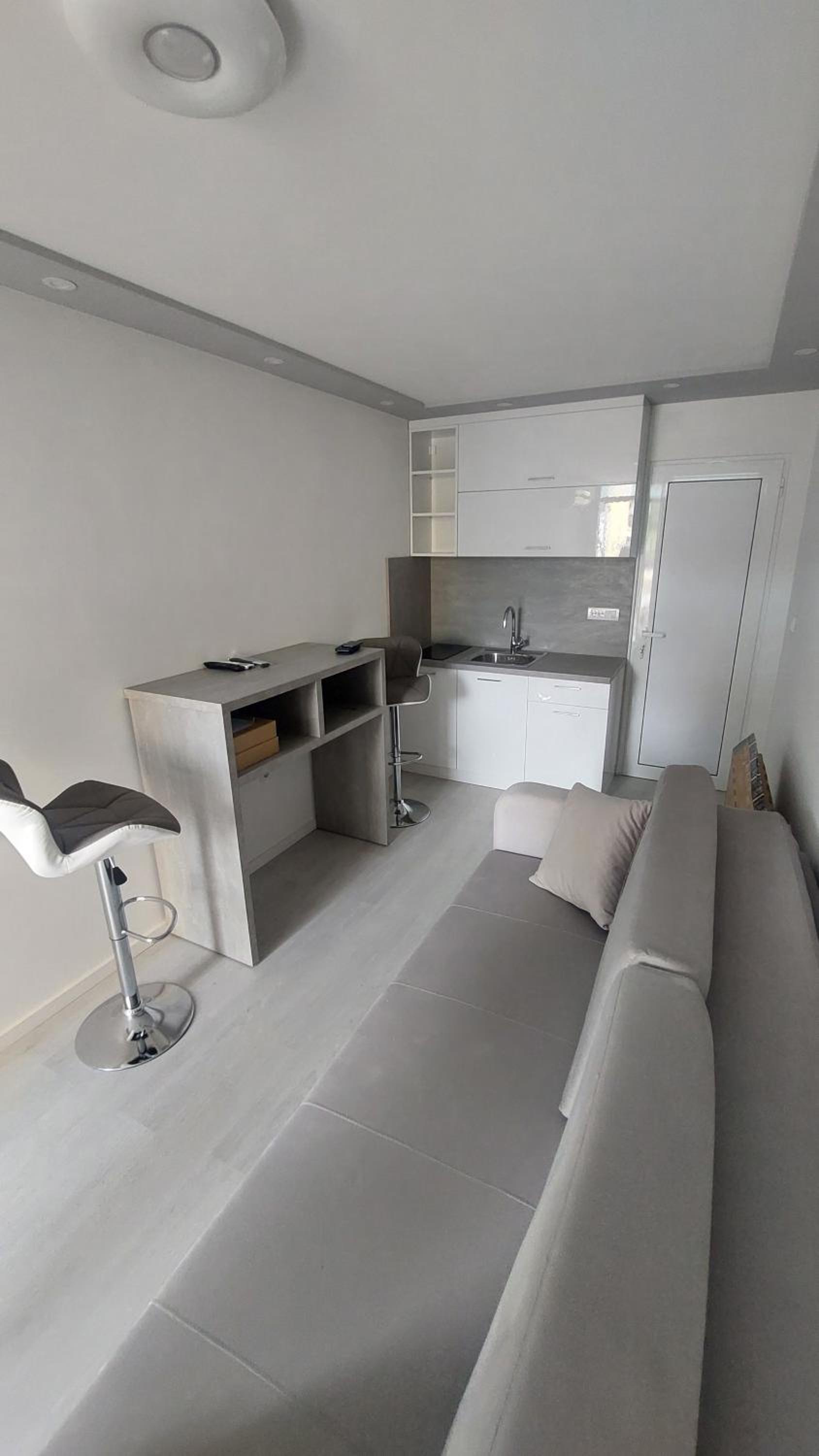 One-Bedroom Apartment photo 1