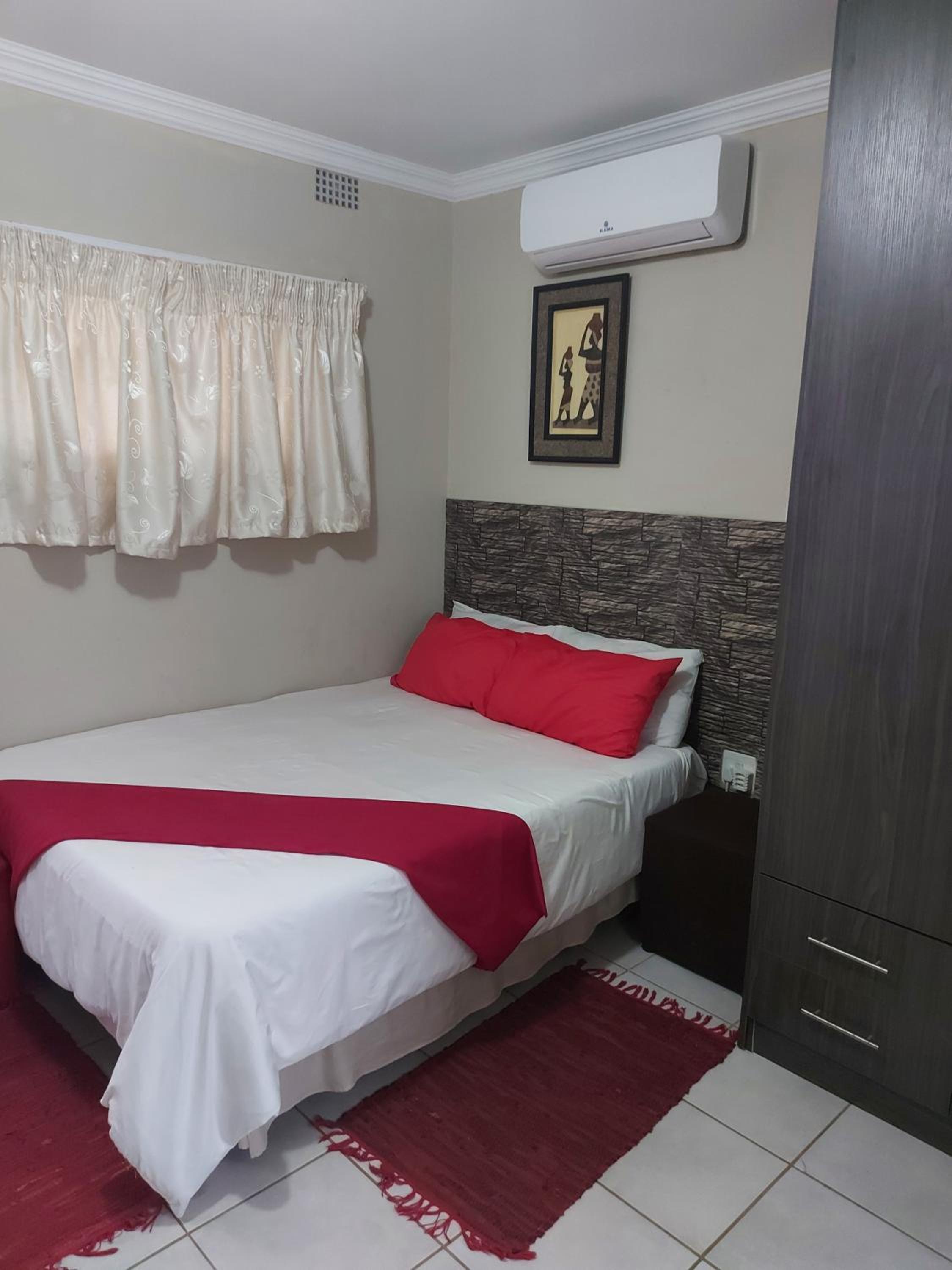 Double Room with Private Bathroom - Photo 11