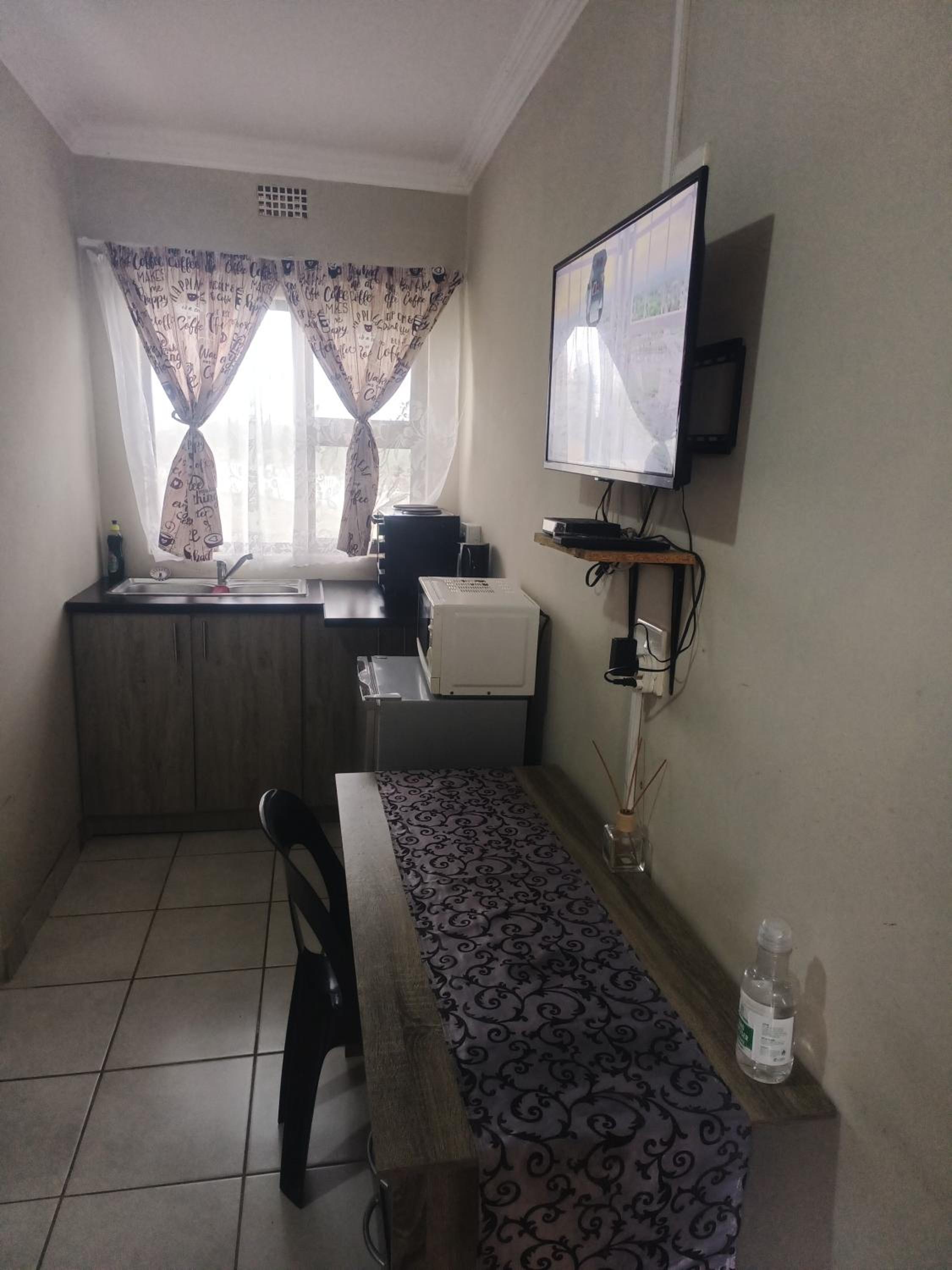 Double Room with Private Bathroom - Photo 12