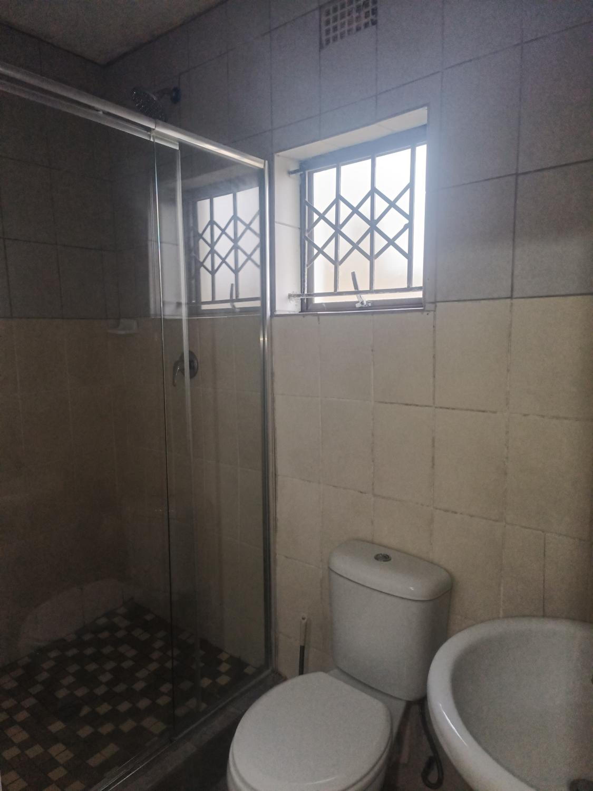 Double or Twin Room with Private Bathroom - Photo 10