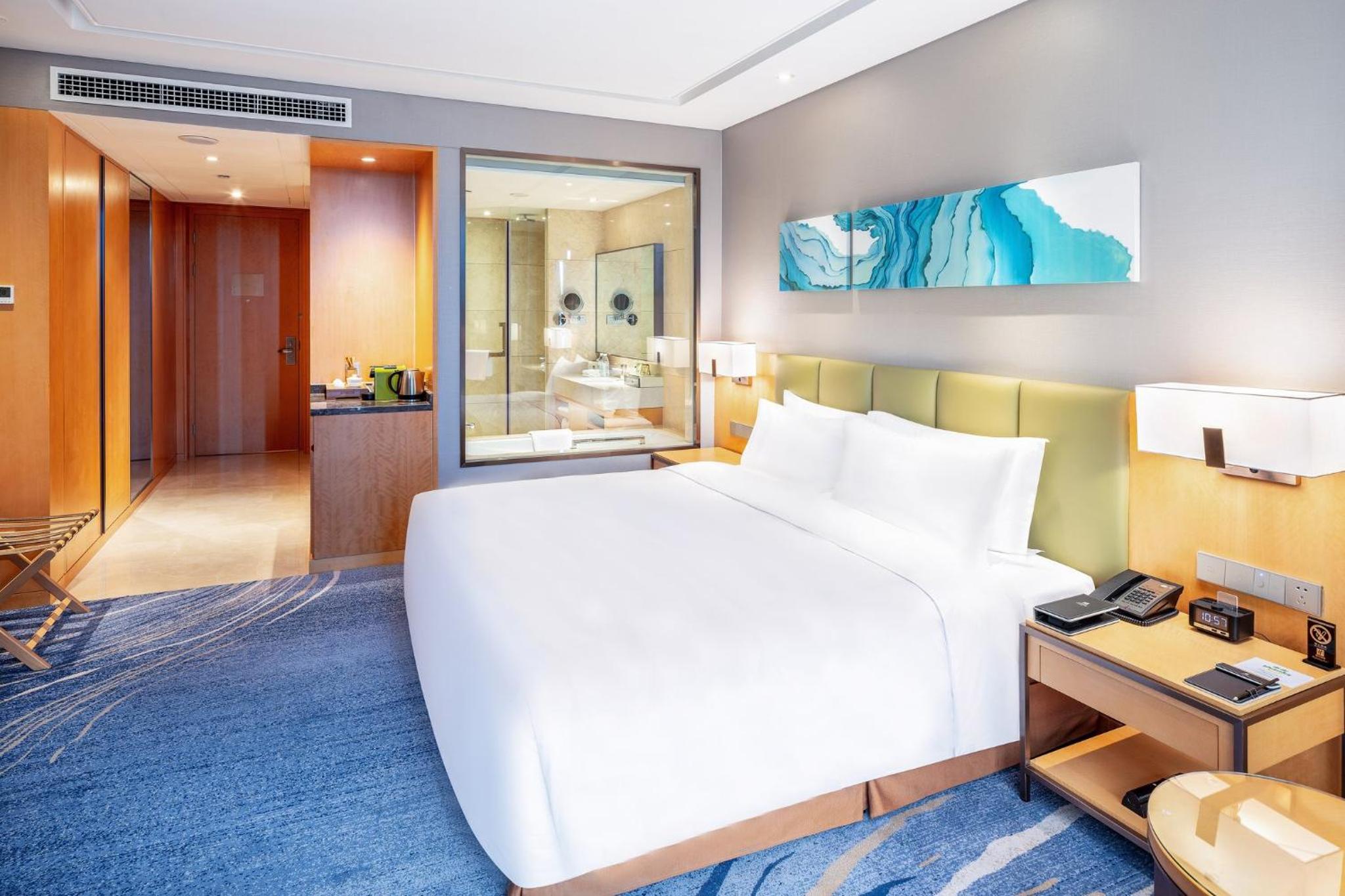 Standard King Room with City View photo 1