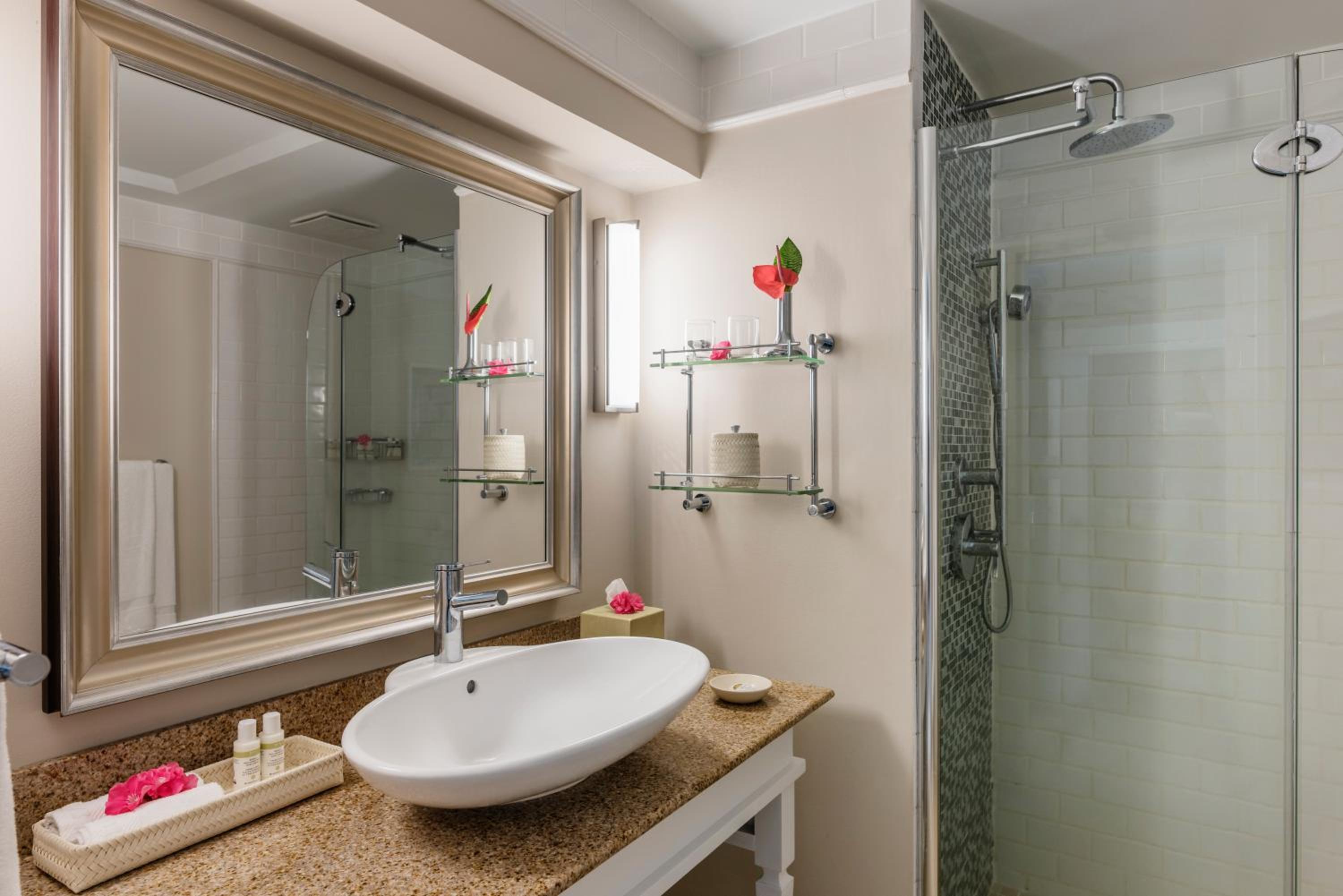 Queen Room with Two Queen Beds and 1 hour daily spa treatment photo 2