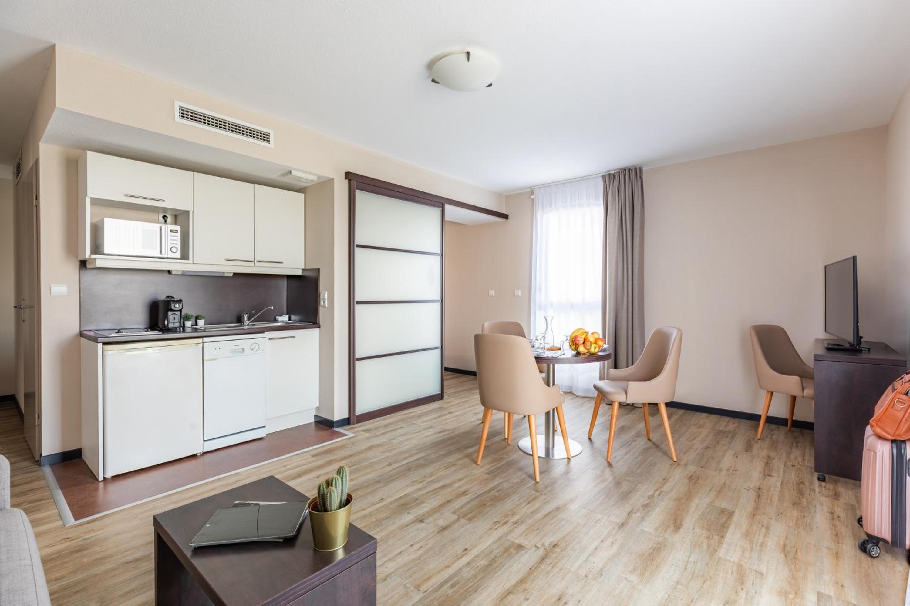 Superior One Bedroom Apartment photo 2