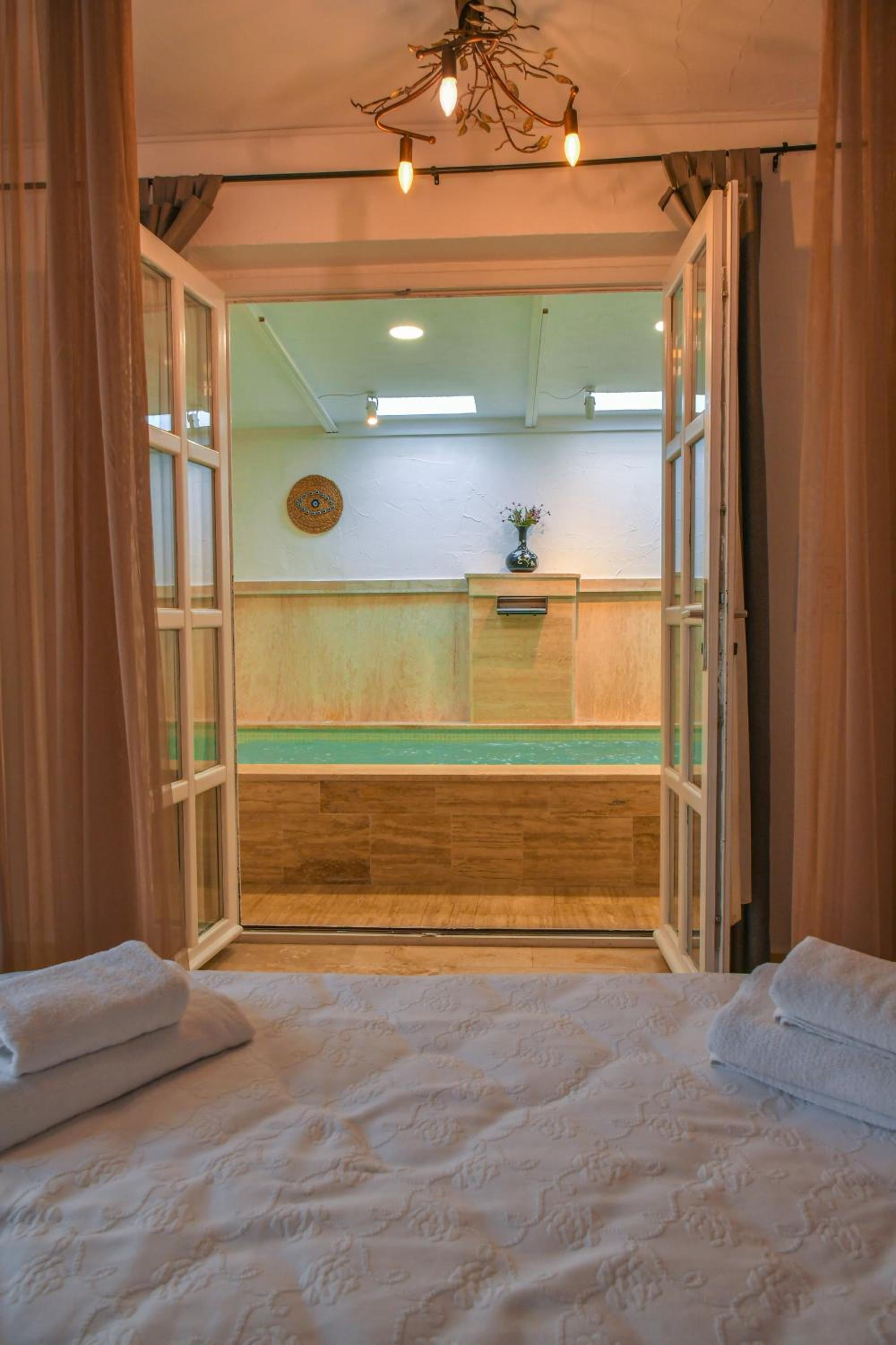 Suite with Private Pool - Photo 7