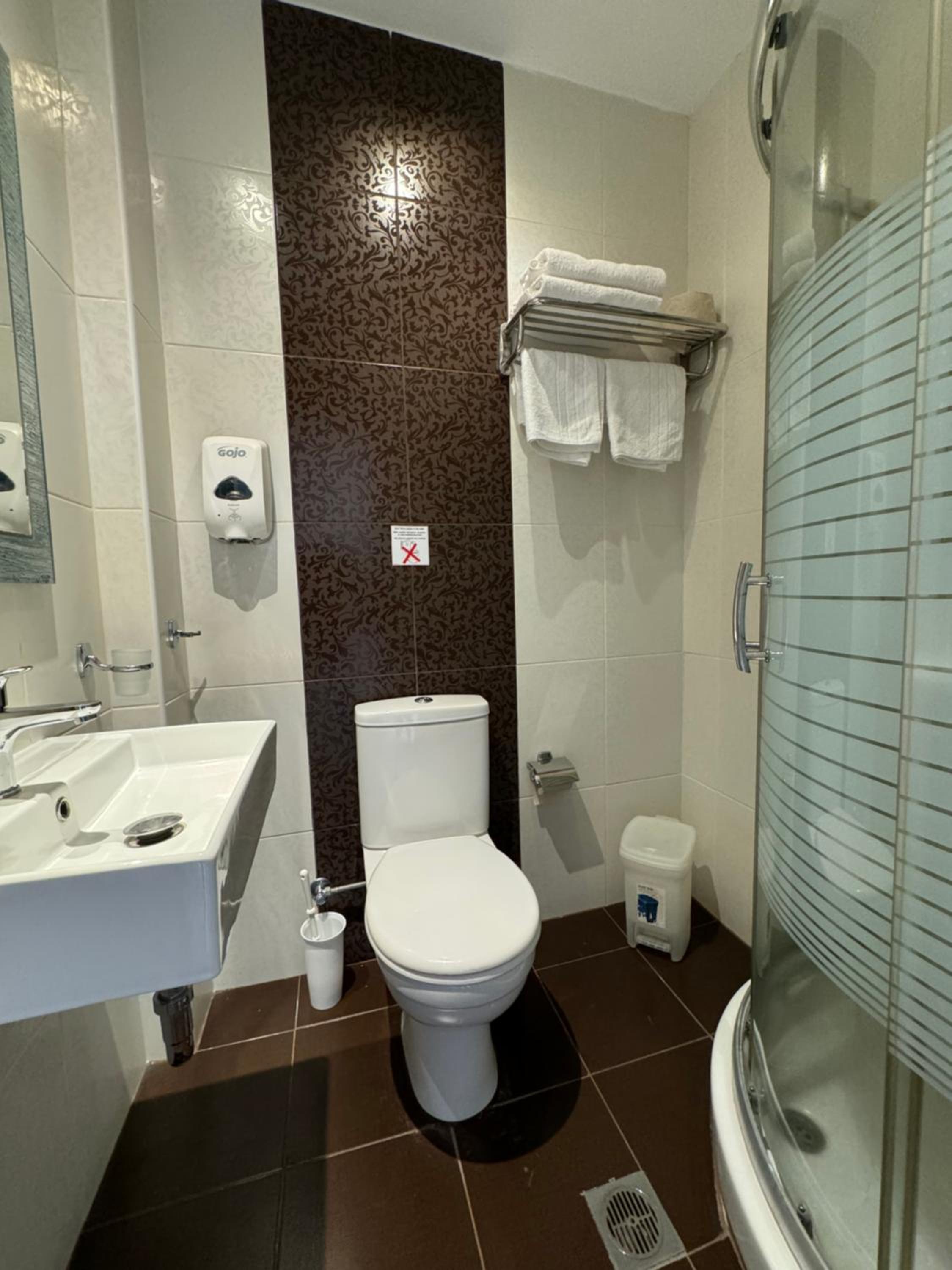 Double or Twin Room with Balcony - Photo 12