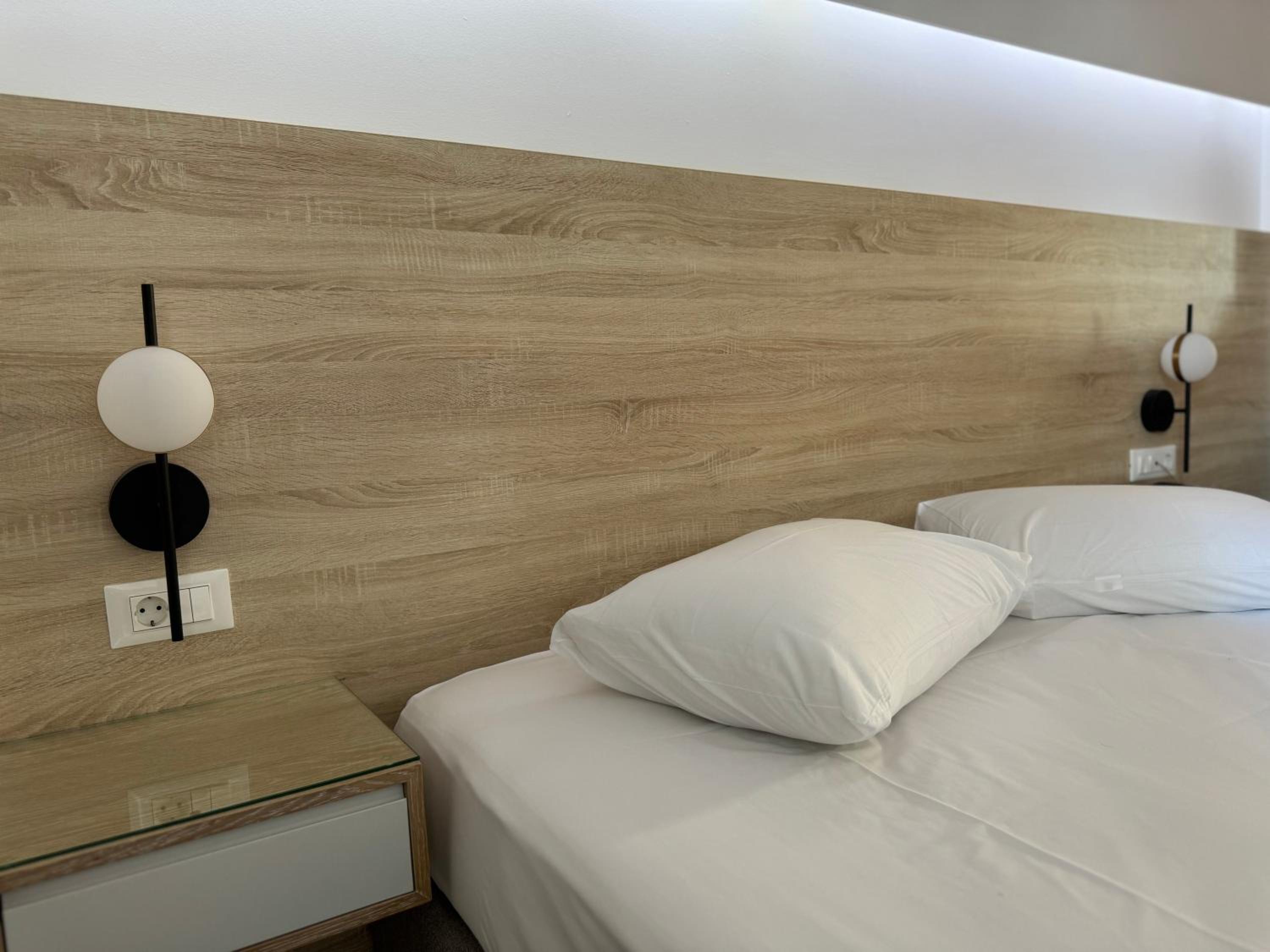 Double or Twin Room with Balcony - Photo 19