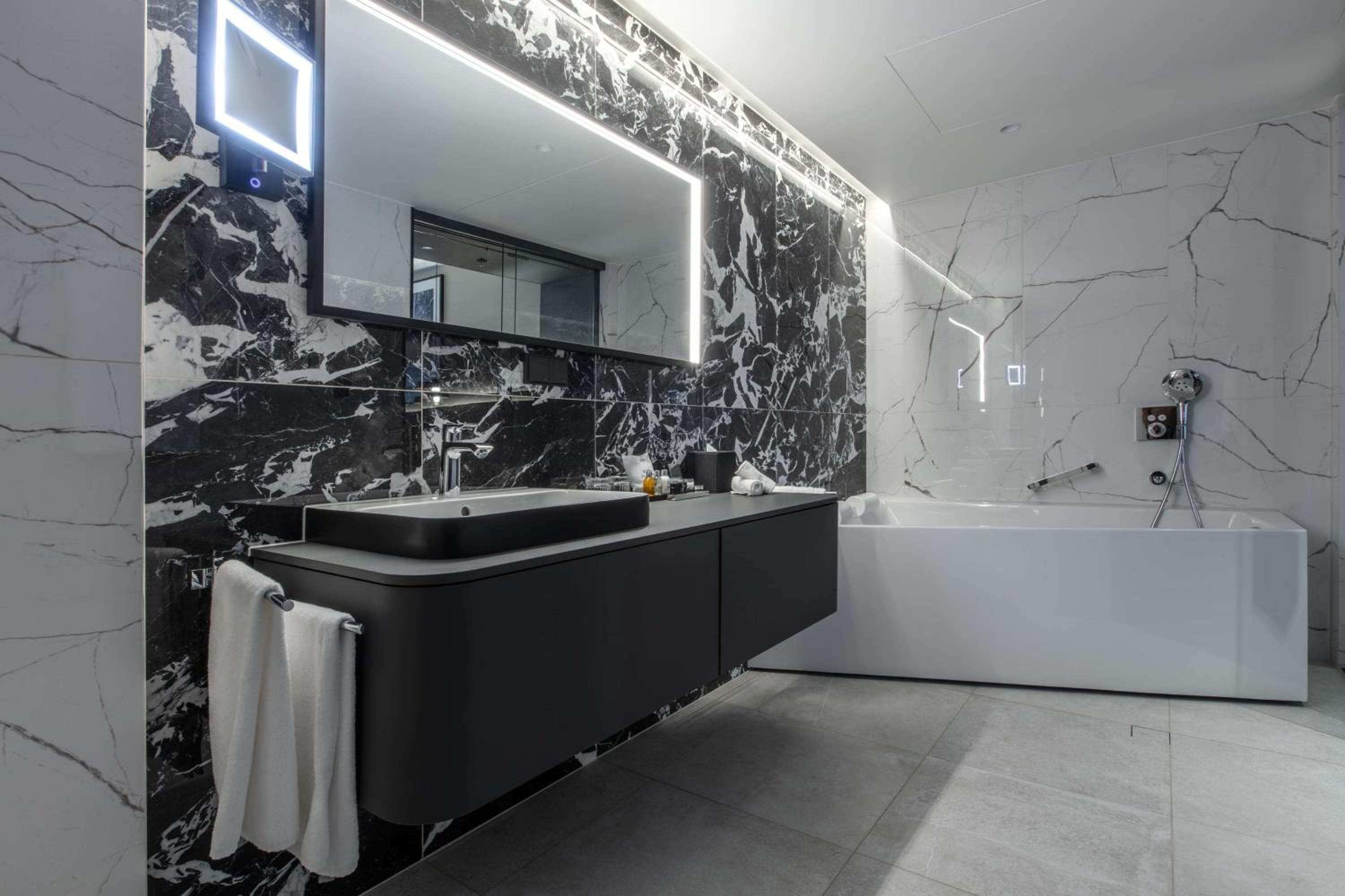 Suite with City View - Photo 2