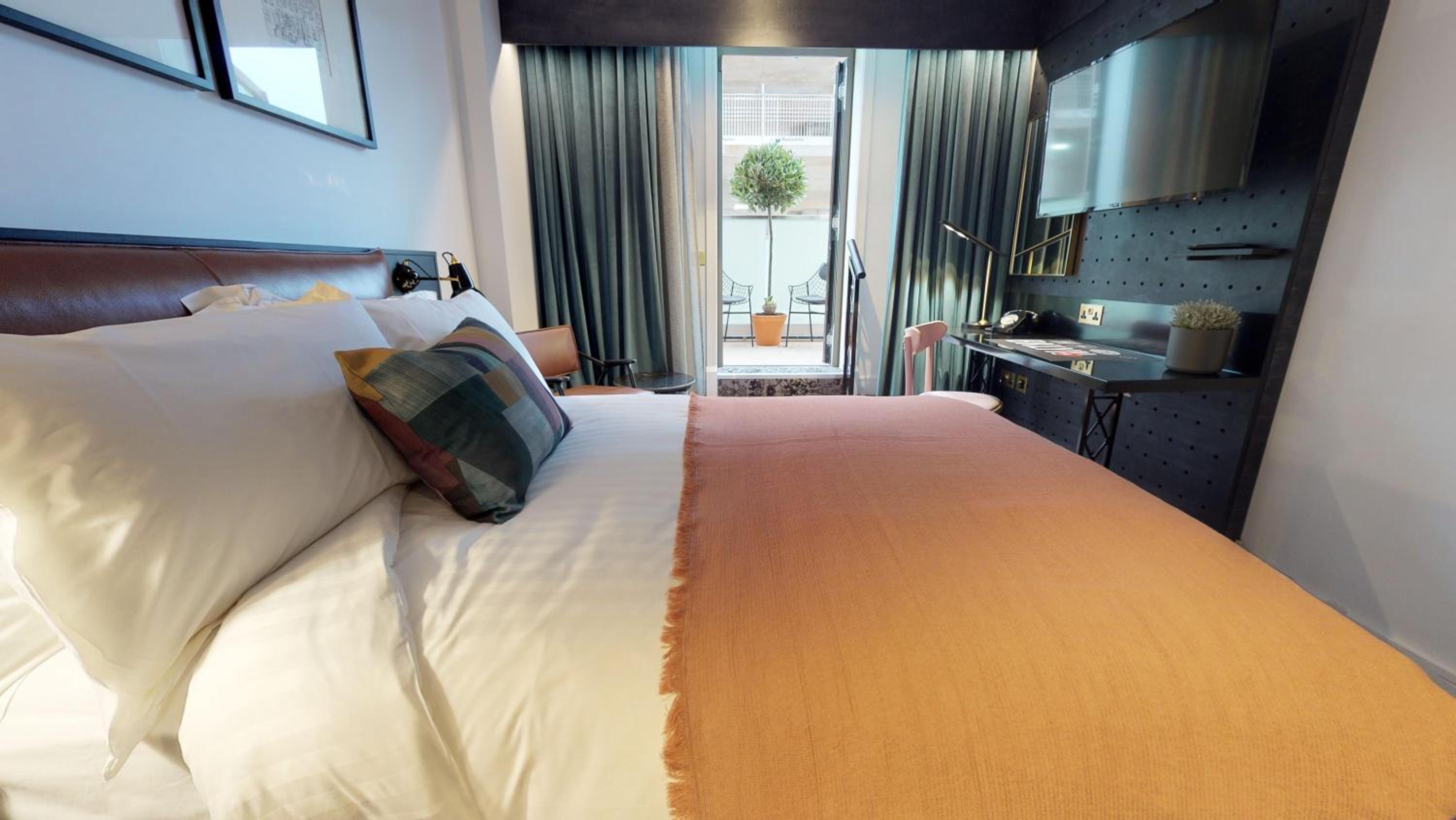 Standard Queen Room with Balcony - Photo 1