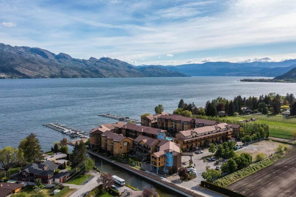 Apartment with Lake View