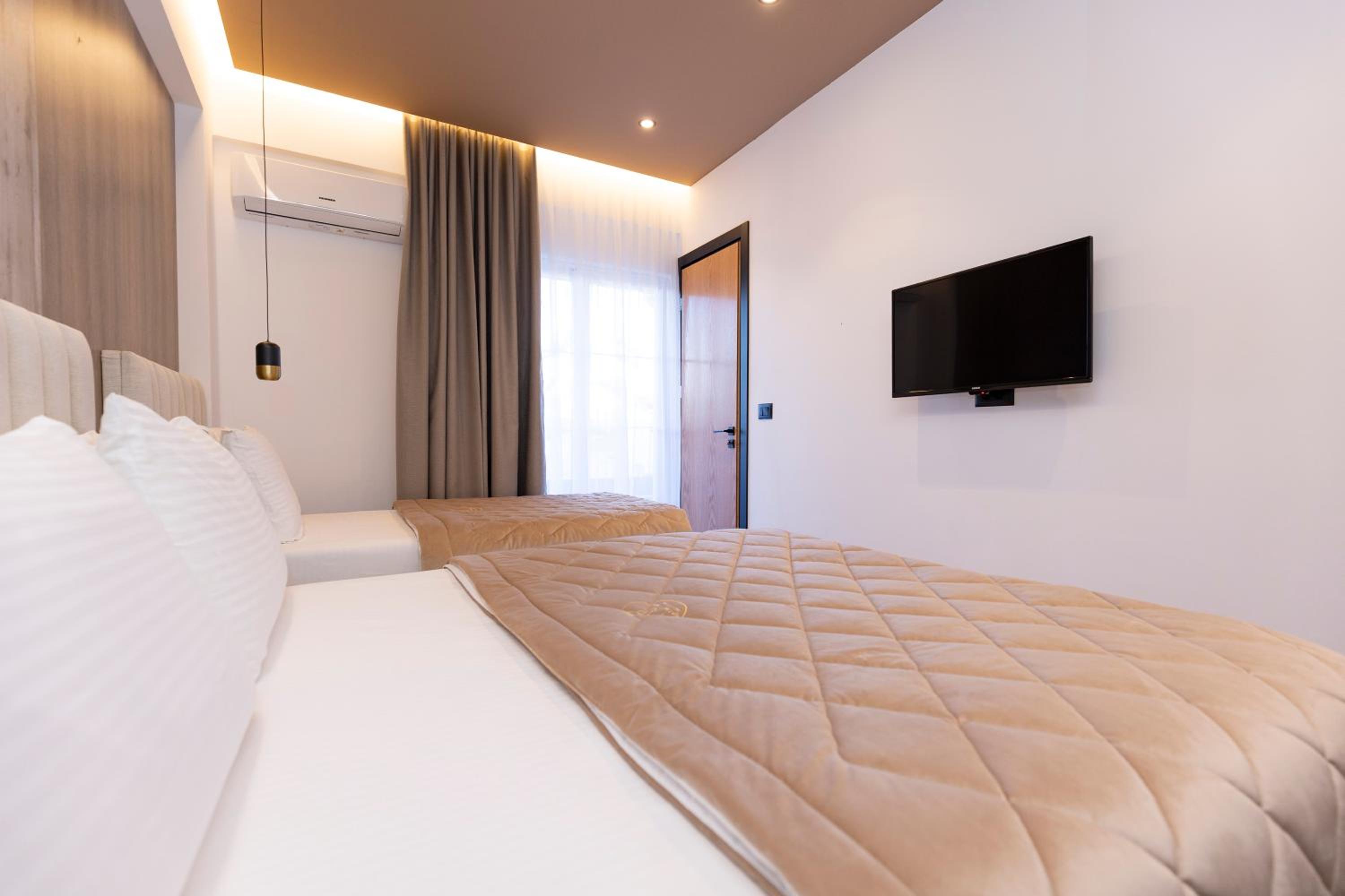 Deluxe Family Suite with Balcony photo 1