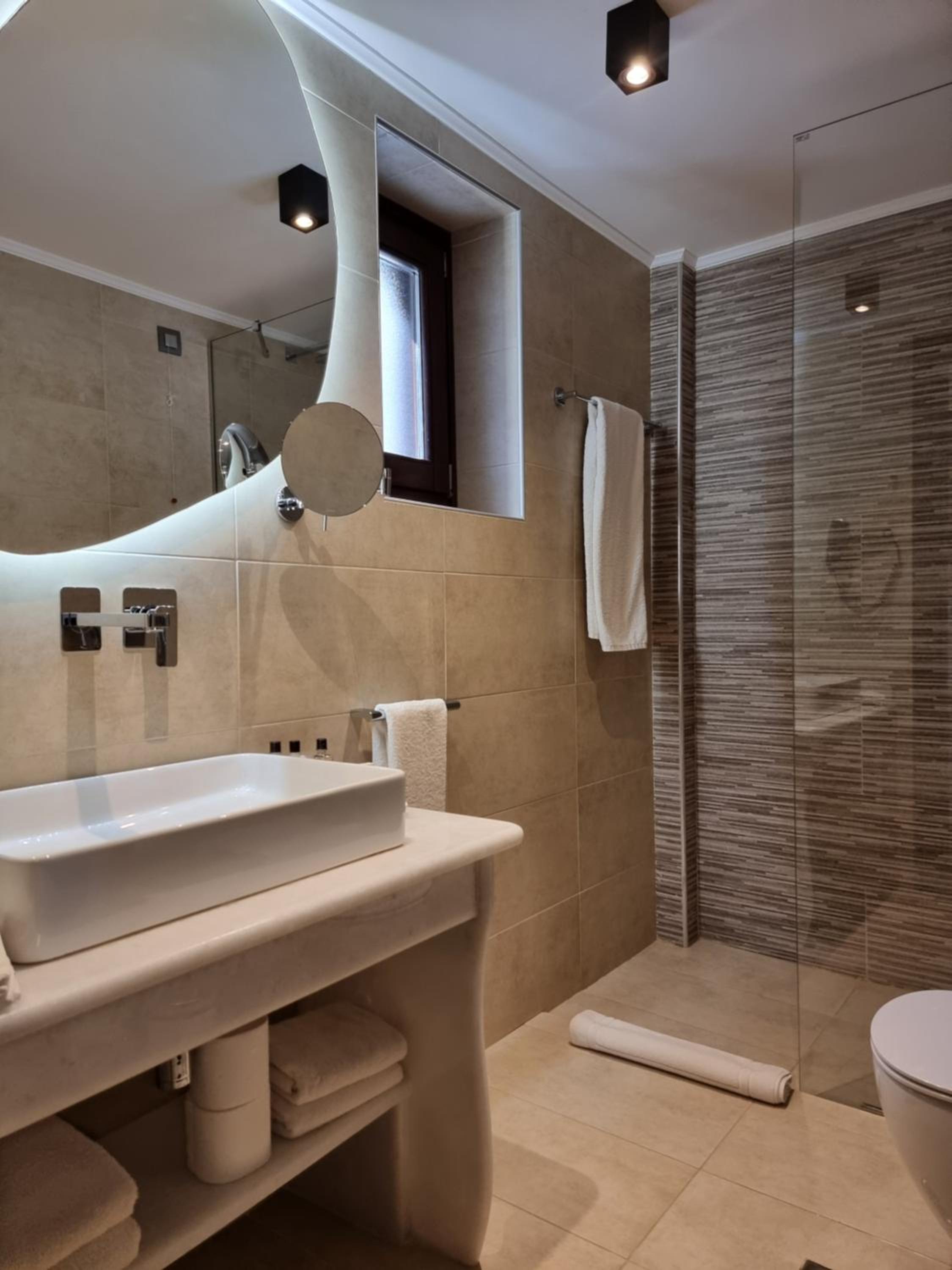 Deluxe Suite with Sea View - Photo 3