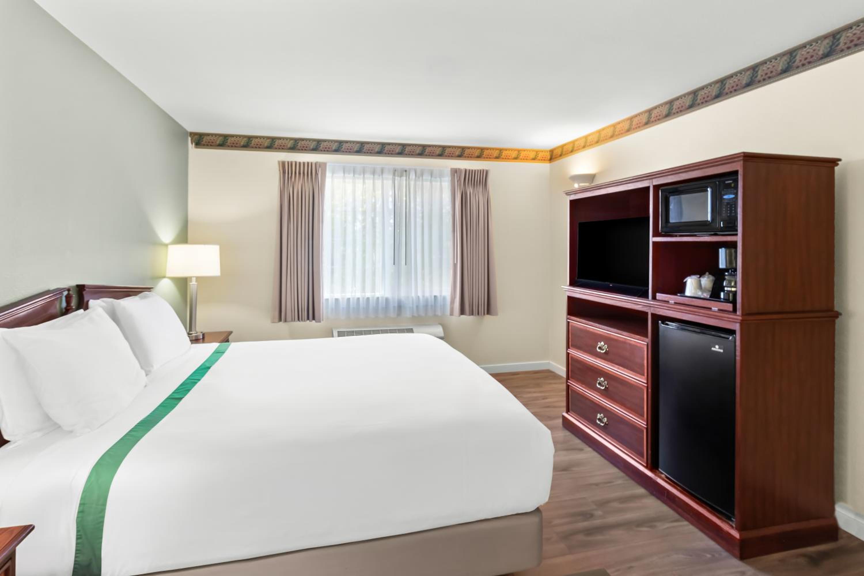 King Bed Non Smoking - Photo 1