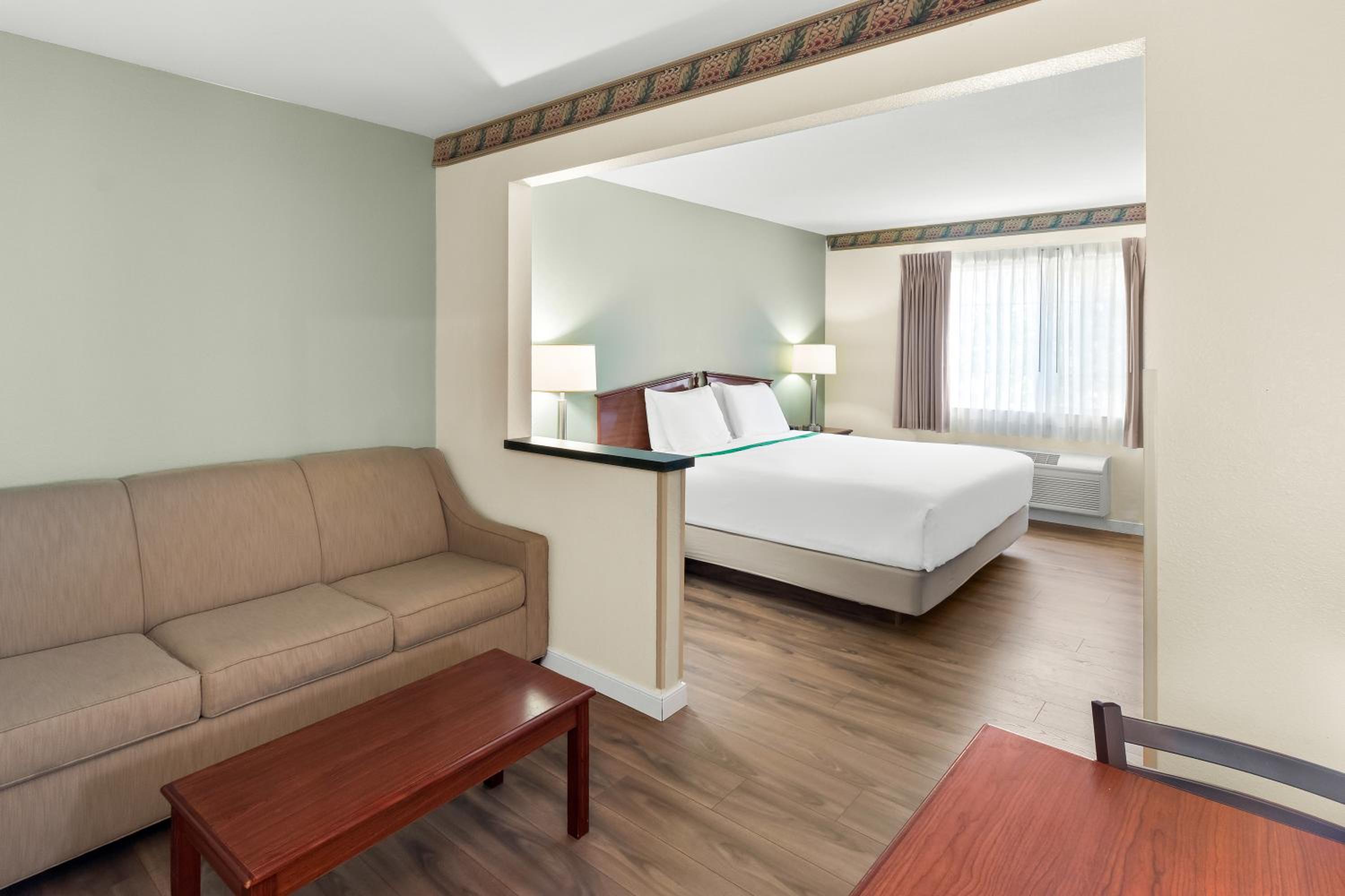 King Bed Non Smoking - Photo 5