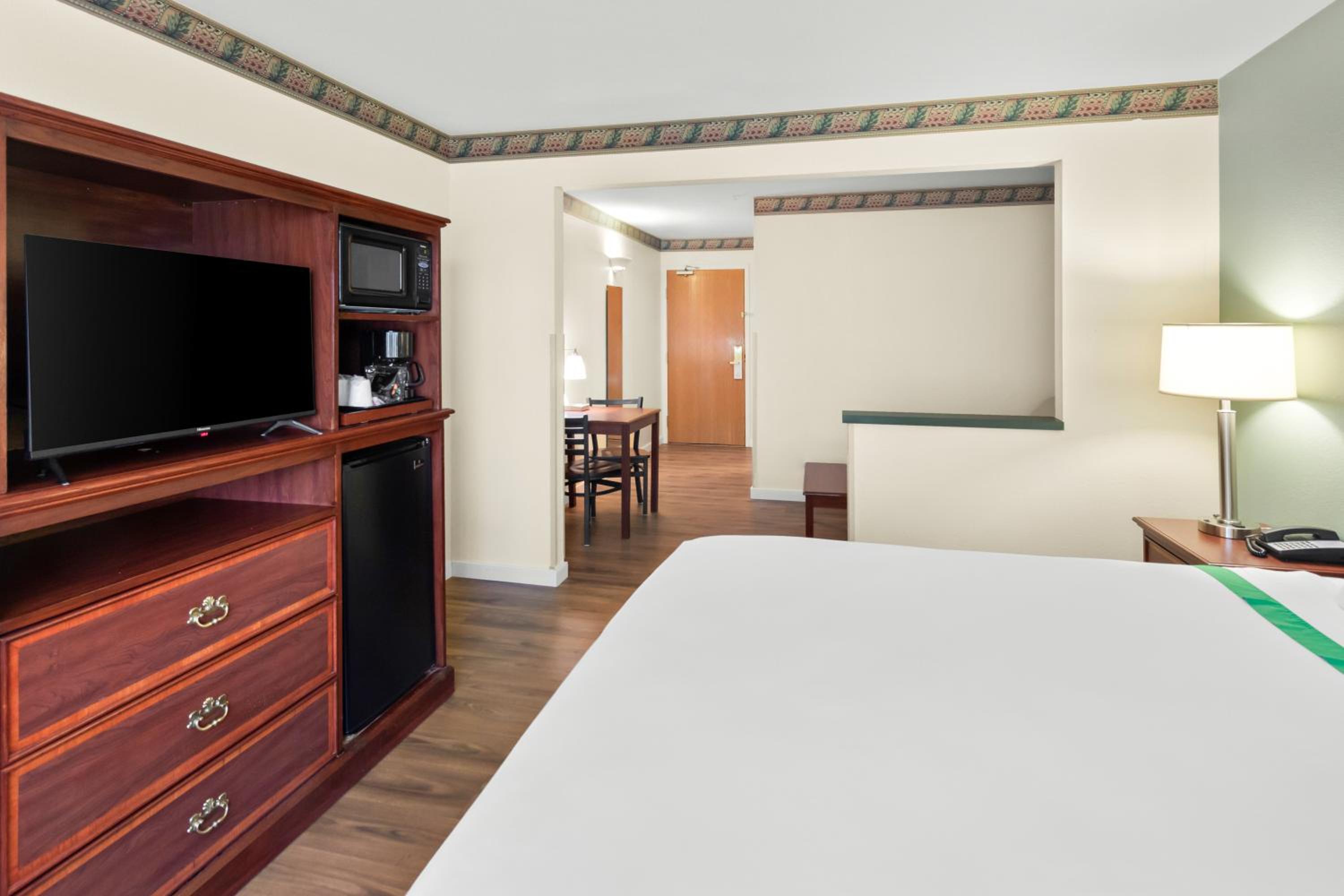 King Bed Non Smoking - Photo 4