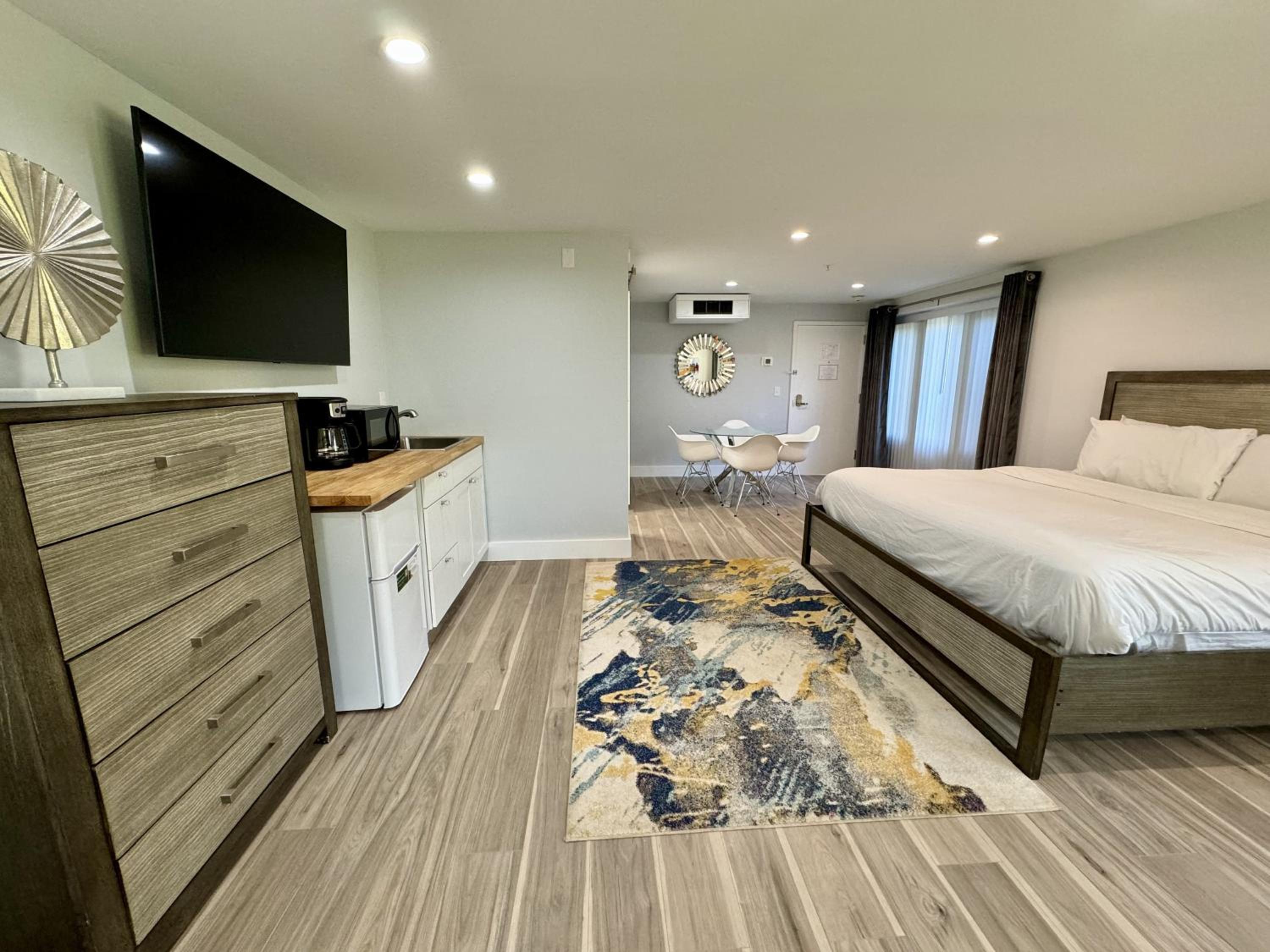 Suite with Hot Tub - Photo 1