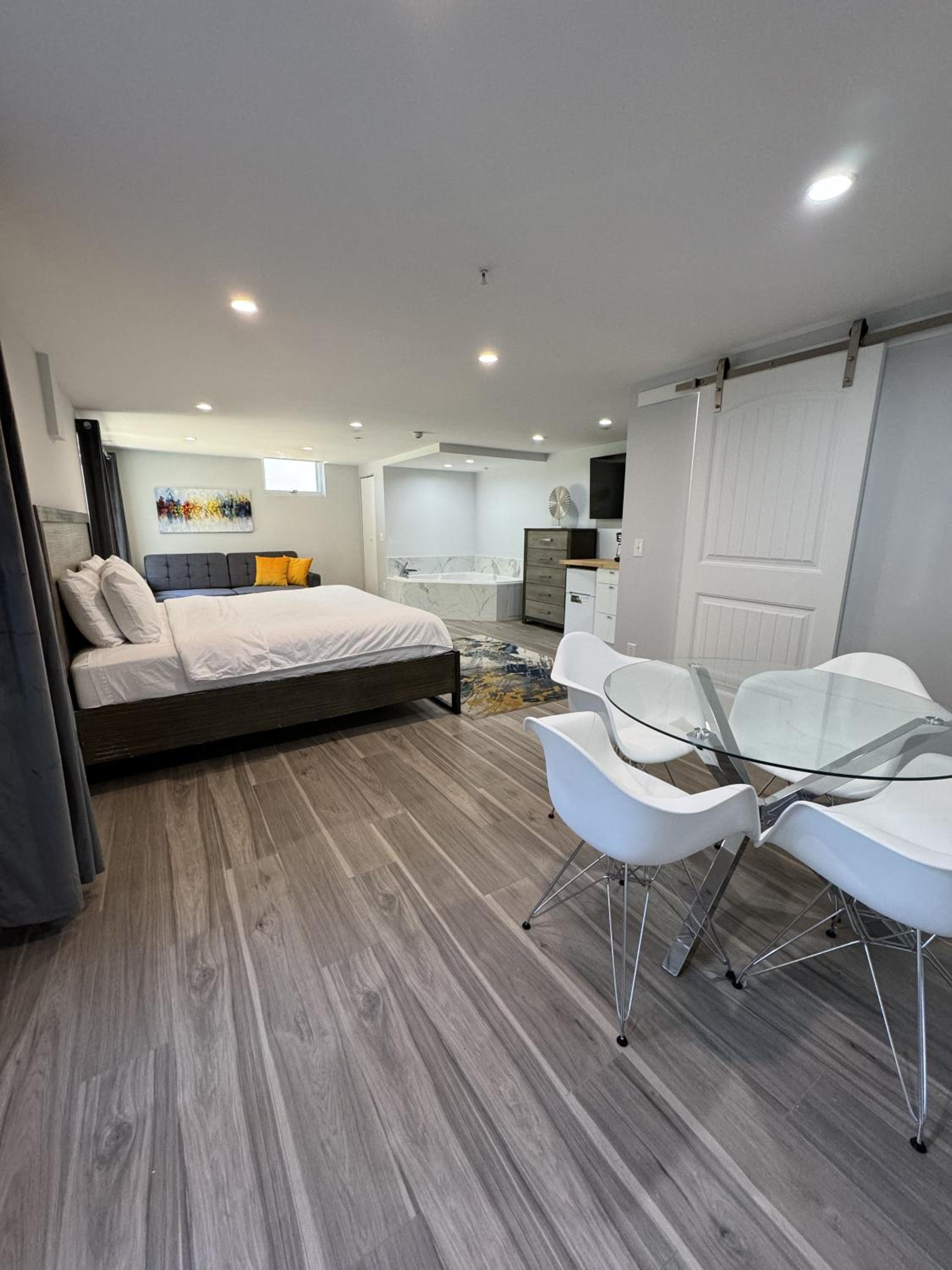 Suite with Hot Tub - Photo 4