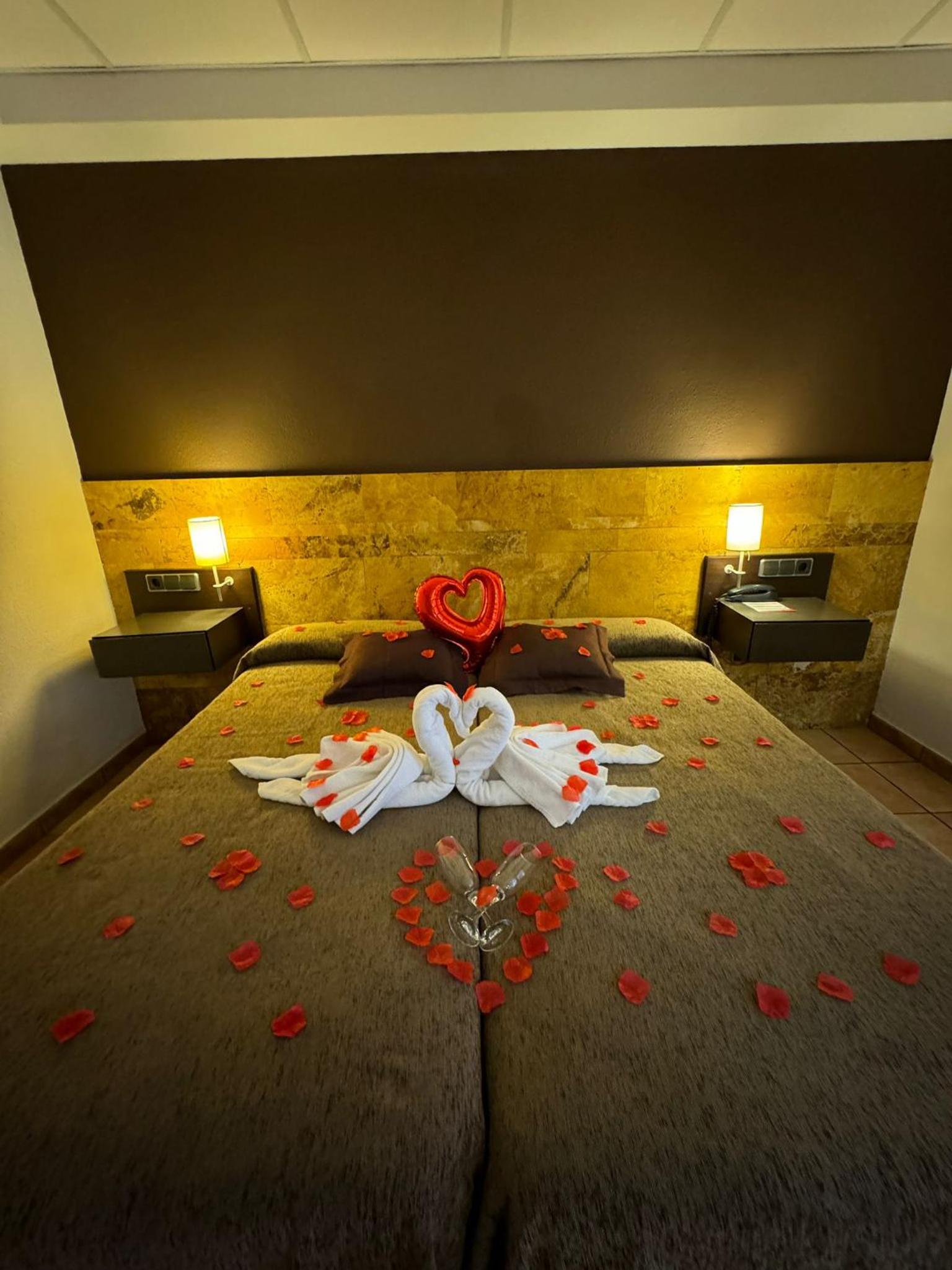 Paquete Romántico (Pétalos y Chocolates) - Habitación Doble Estándar o con Dos Camas individuales