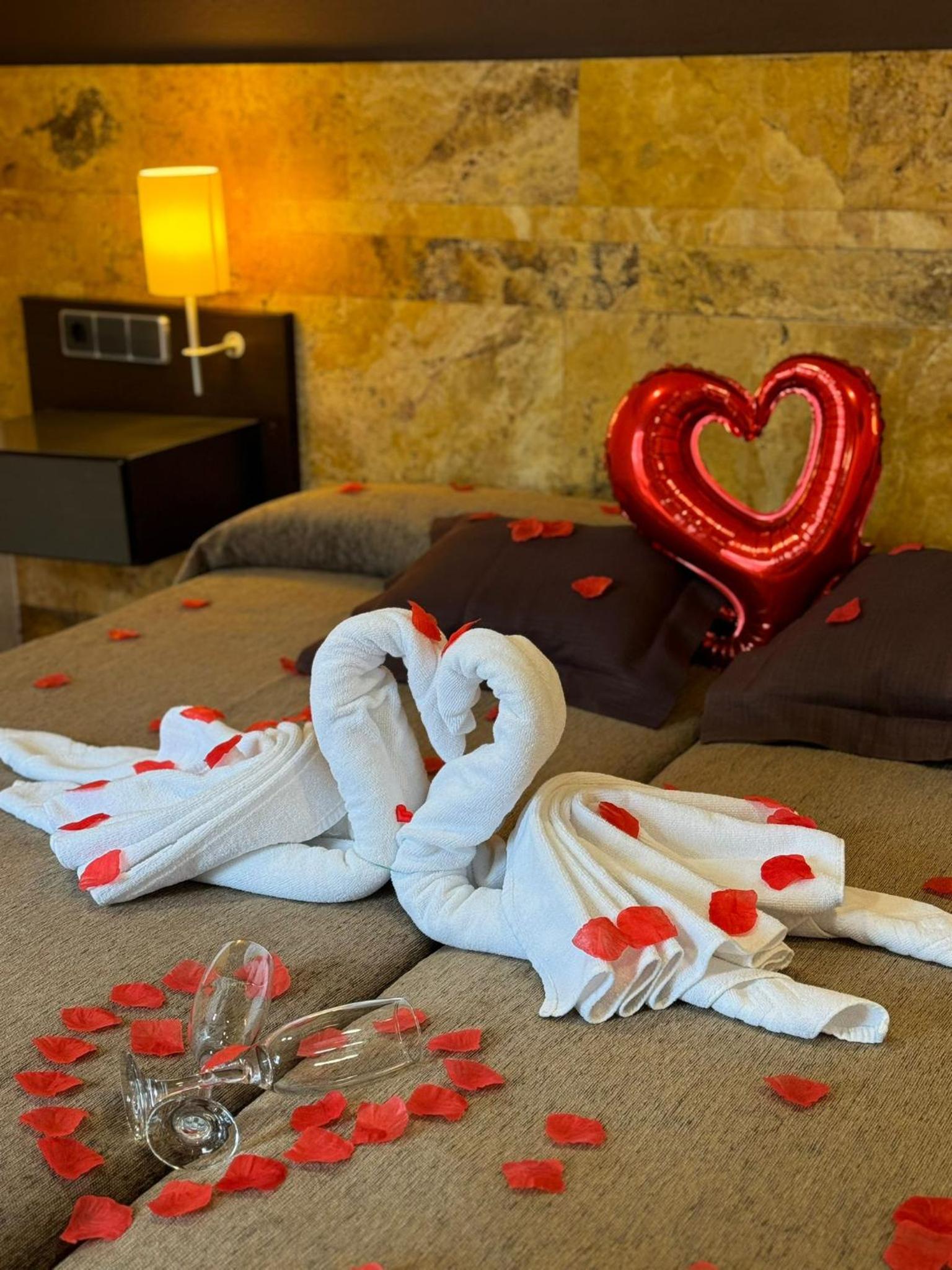 Paquete Romántico (Pétalos y Chocolates) - Habitación Doble Estándar o con Dos Camas individuales