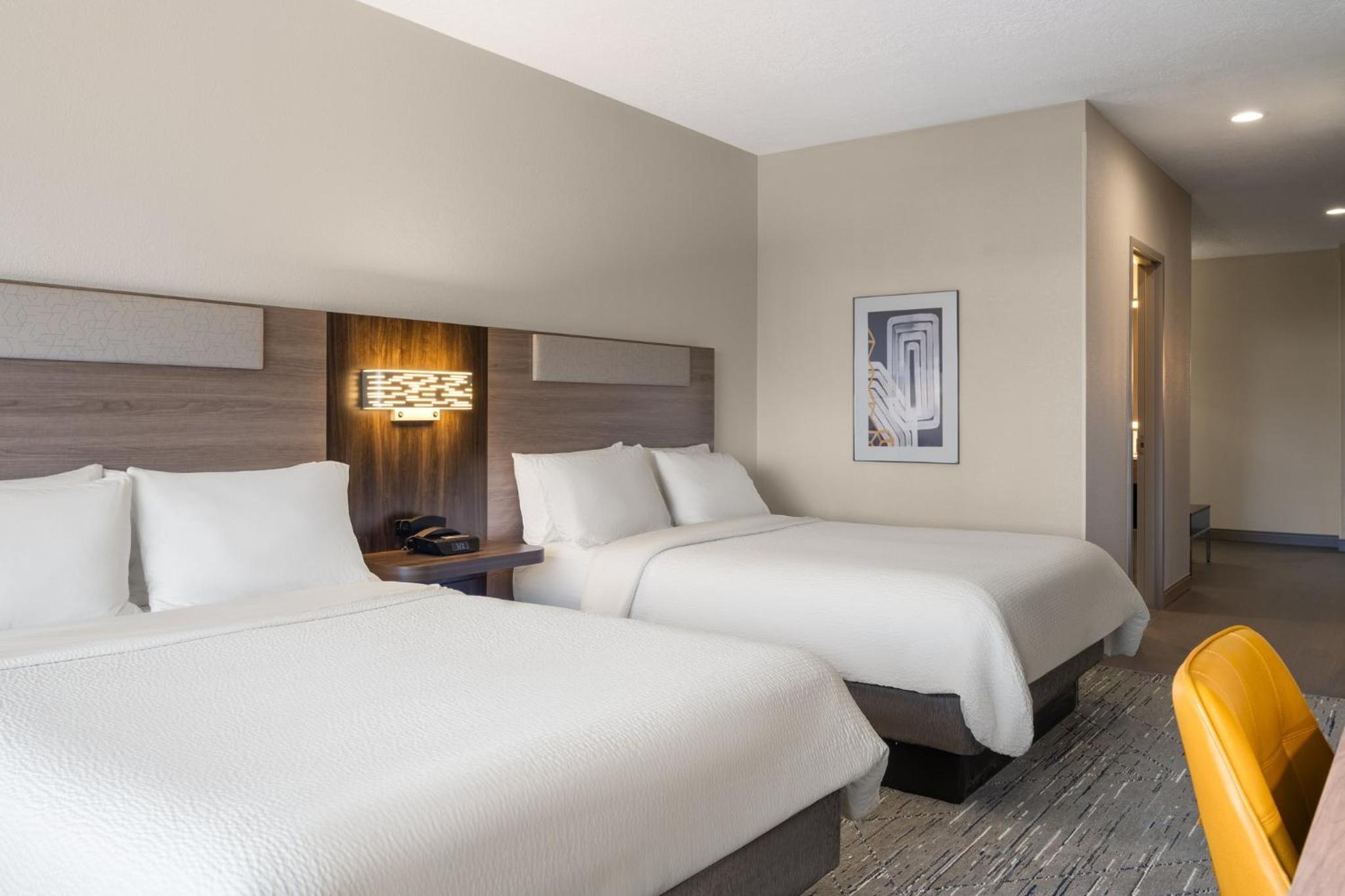 Queen Suite with Two Queen Beds - Photo 4