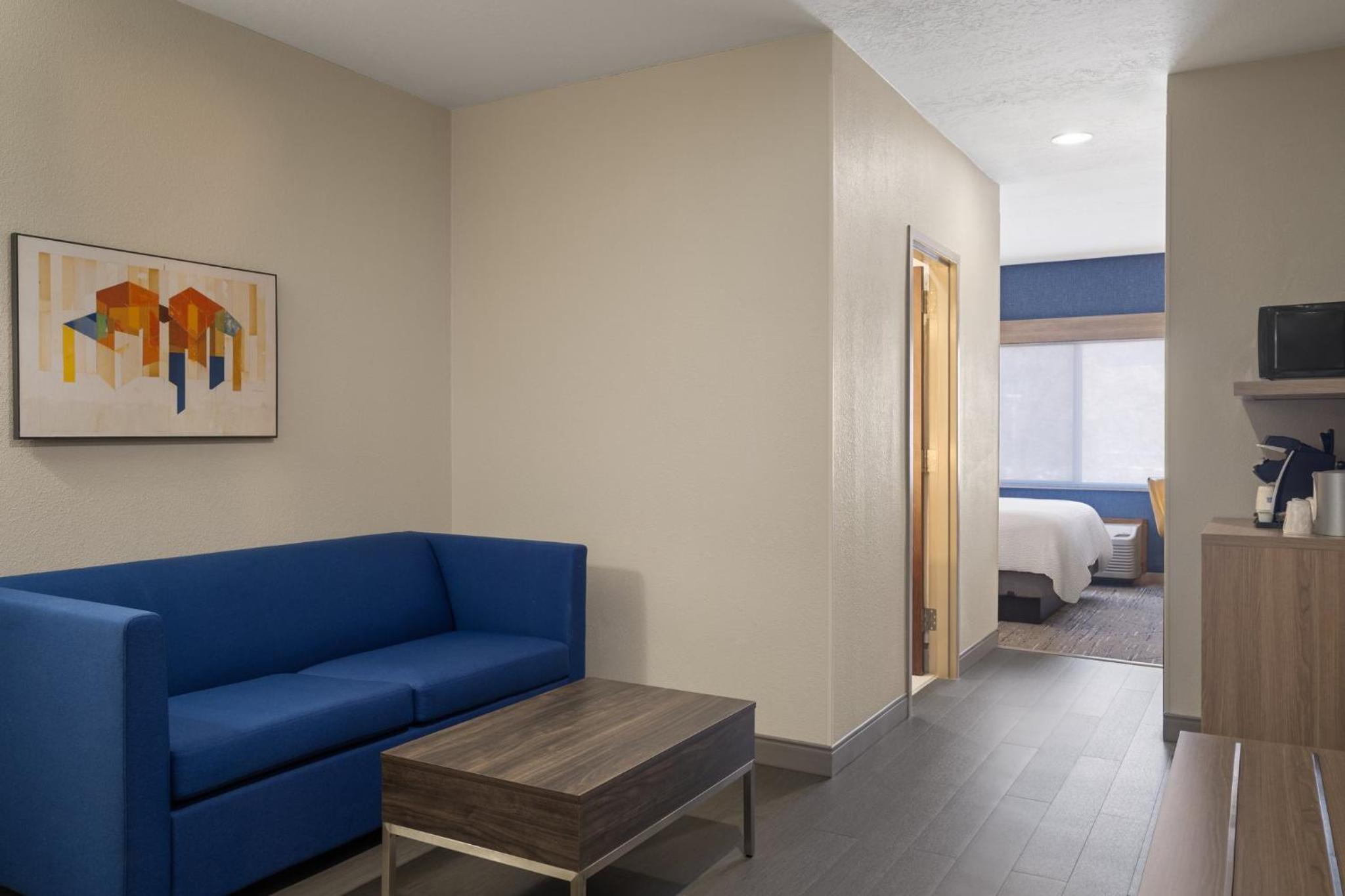 Queen Suite - Photo 1