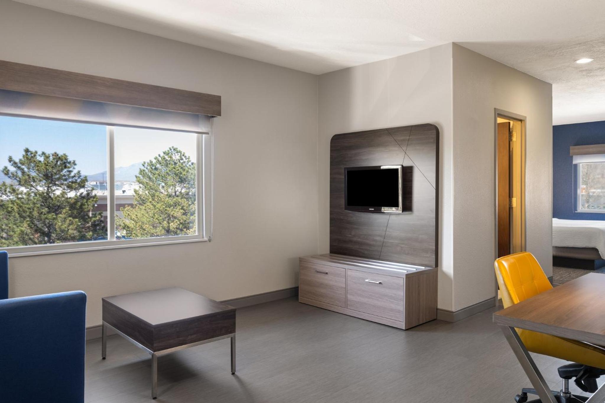 King Suite with Mountain View - Photo 4