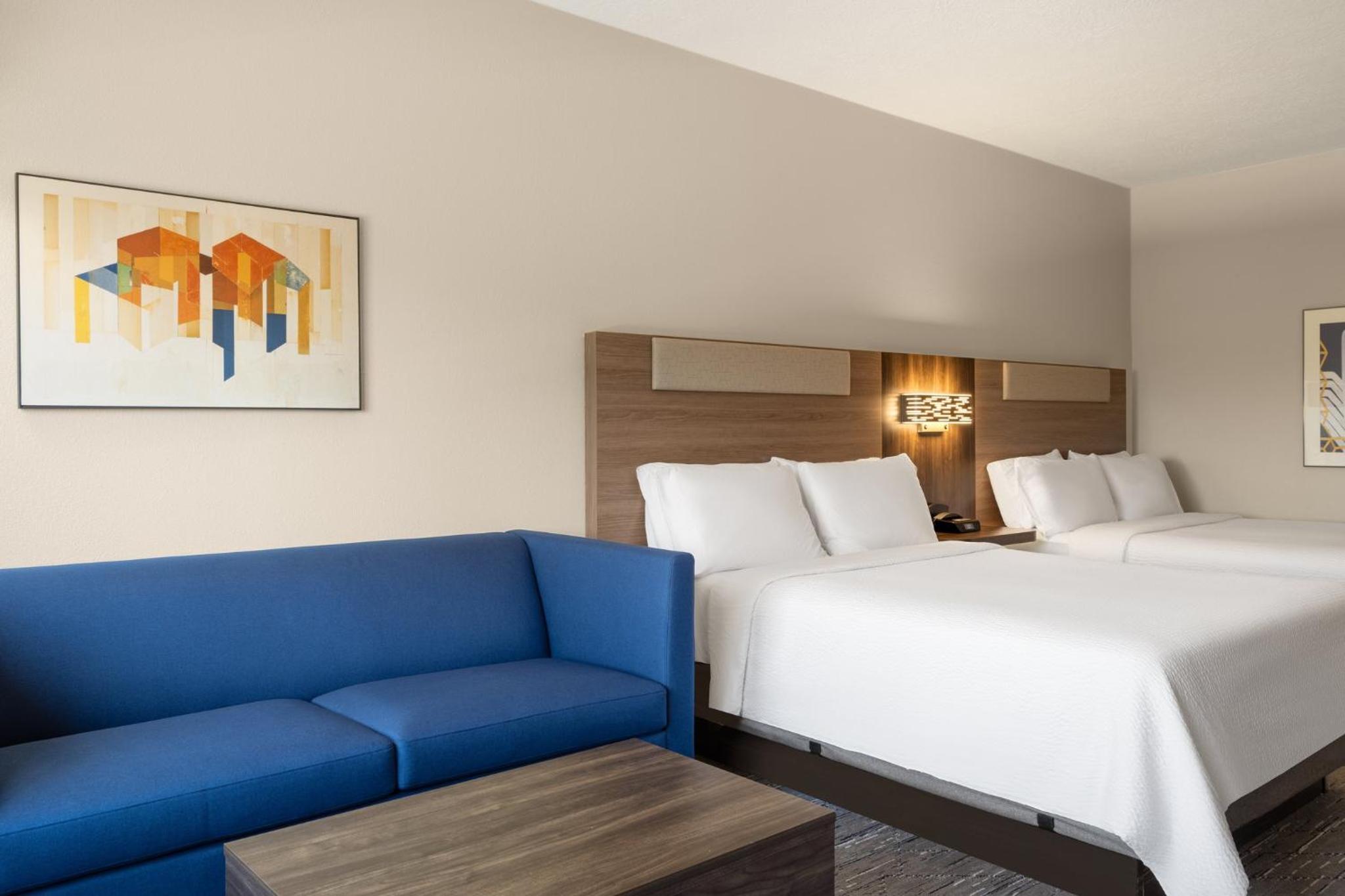 Standard Room with Two Queen Beds - Communications Accessible Tub - Photo 6