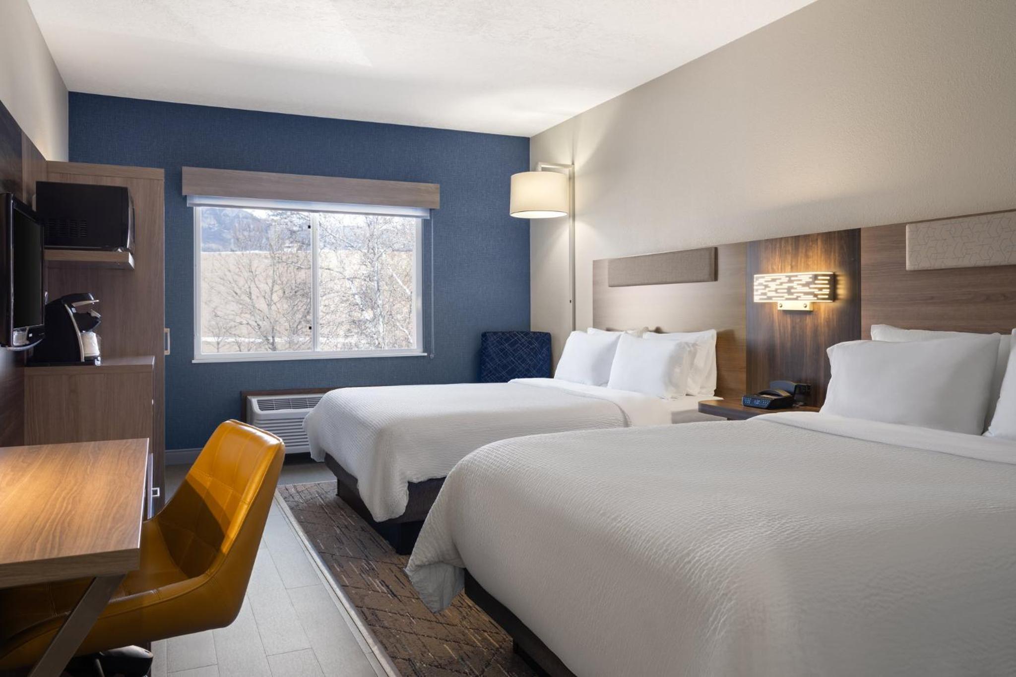 Standard Room with Two Queen Beds - Photo 2