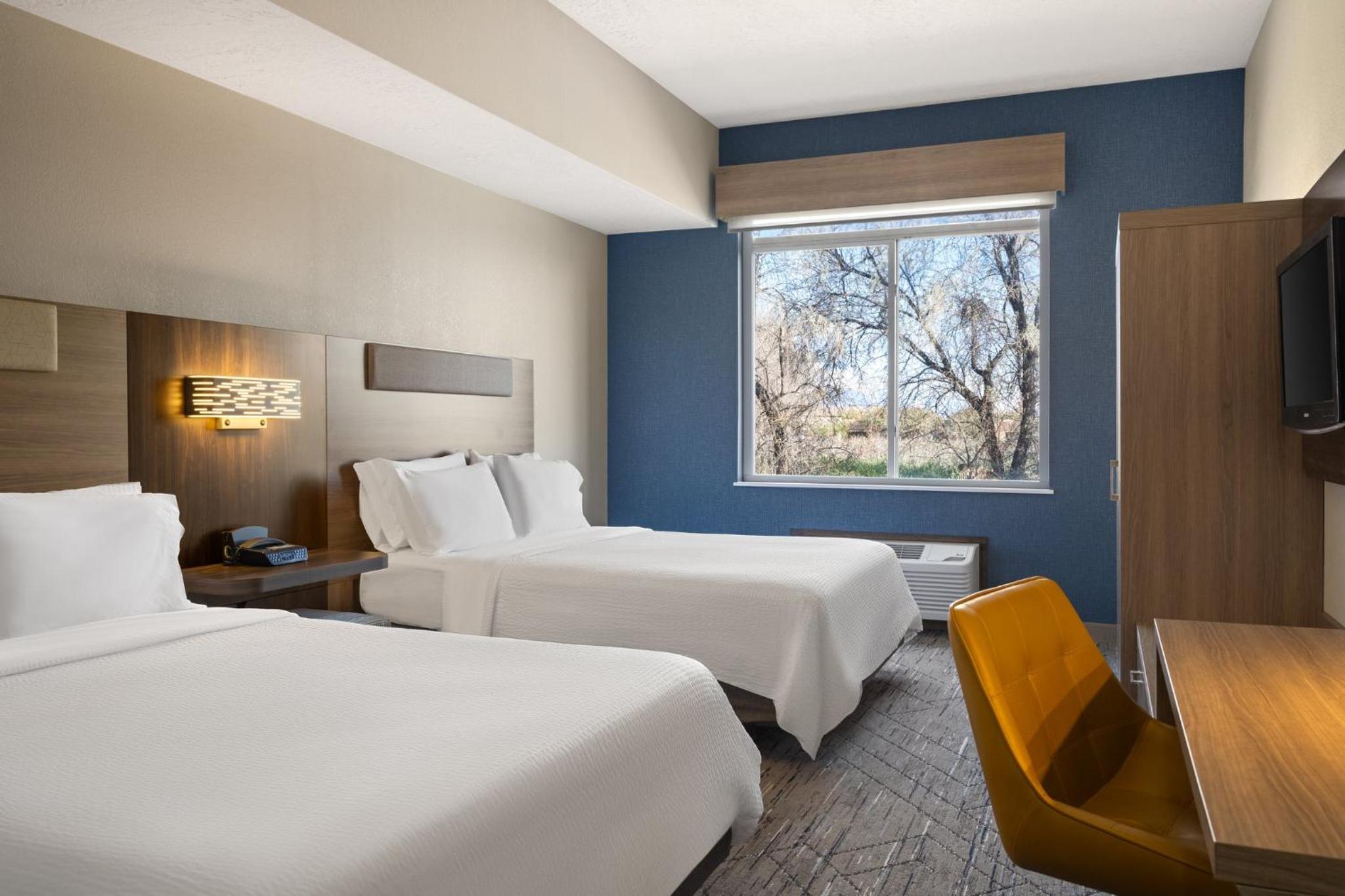 Queen Room with Two Queen Beds - Hearing Accessible - Non-Smoking - Photo 2