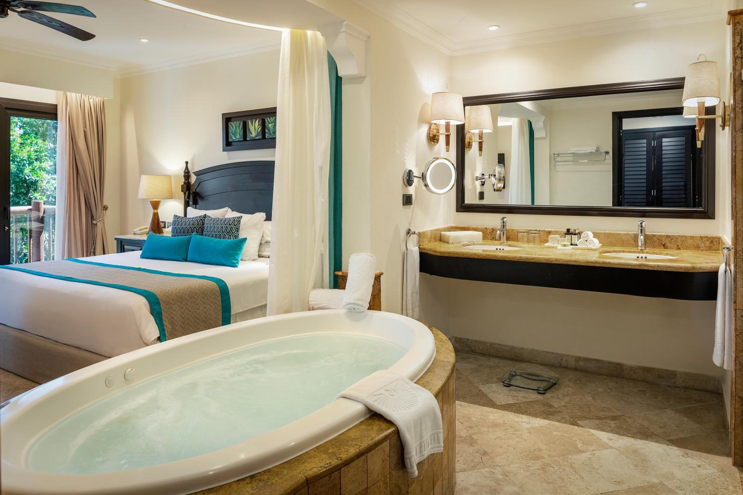 Deluxe Junior Suite thumbnail 6