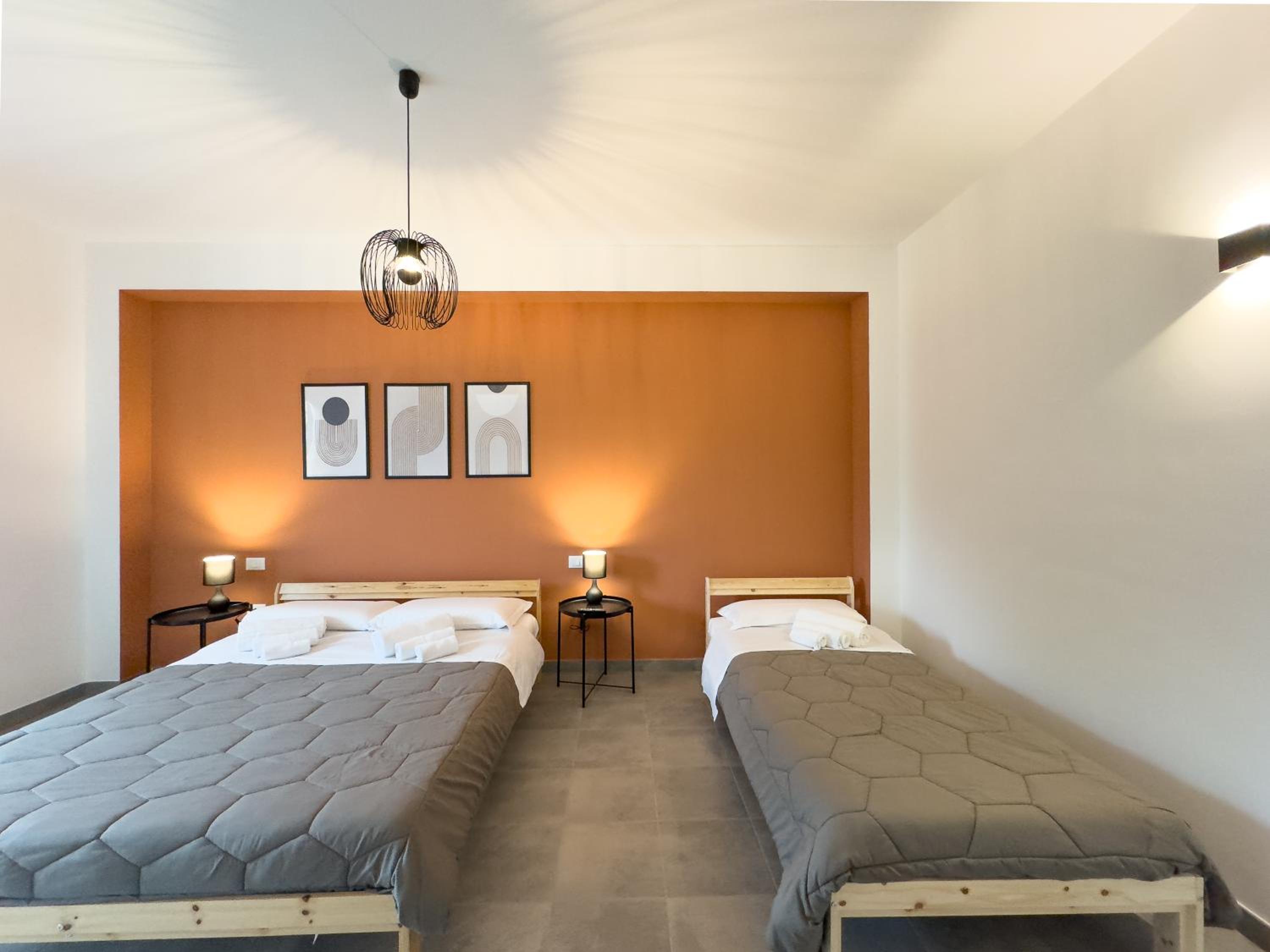 One-Bedroom Apartment with Balcony and Mountain View   photo 1