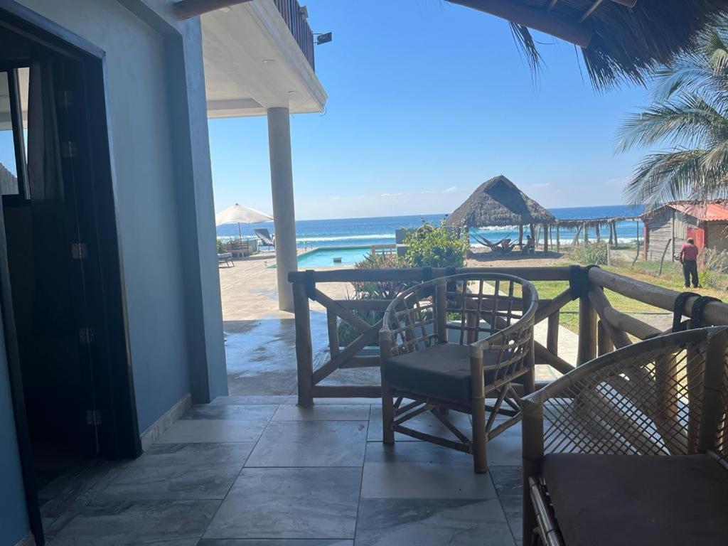 Deluxe Bungalow with Sea View - Photo 11