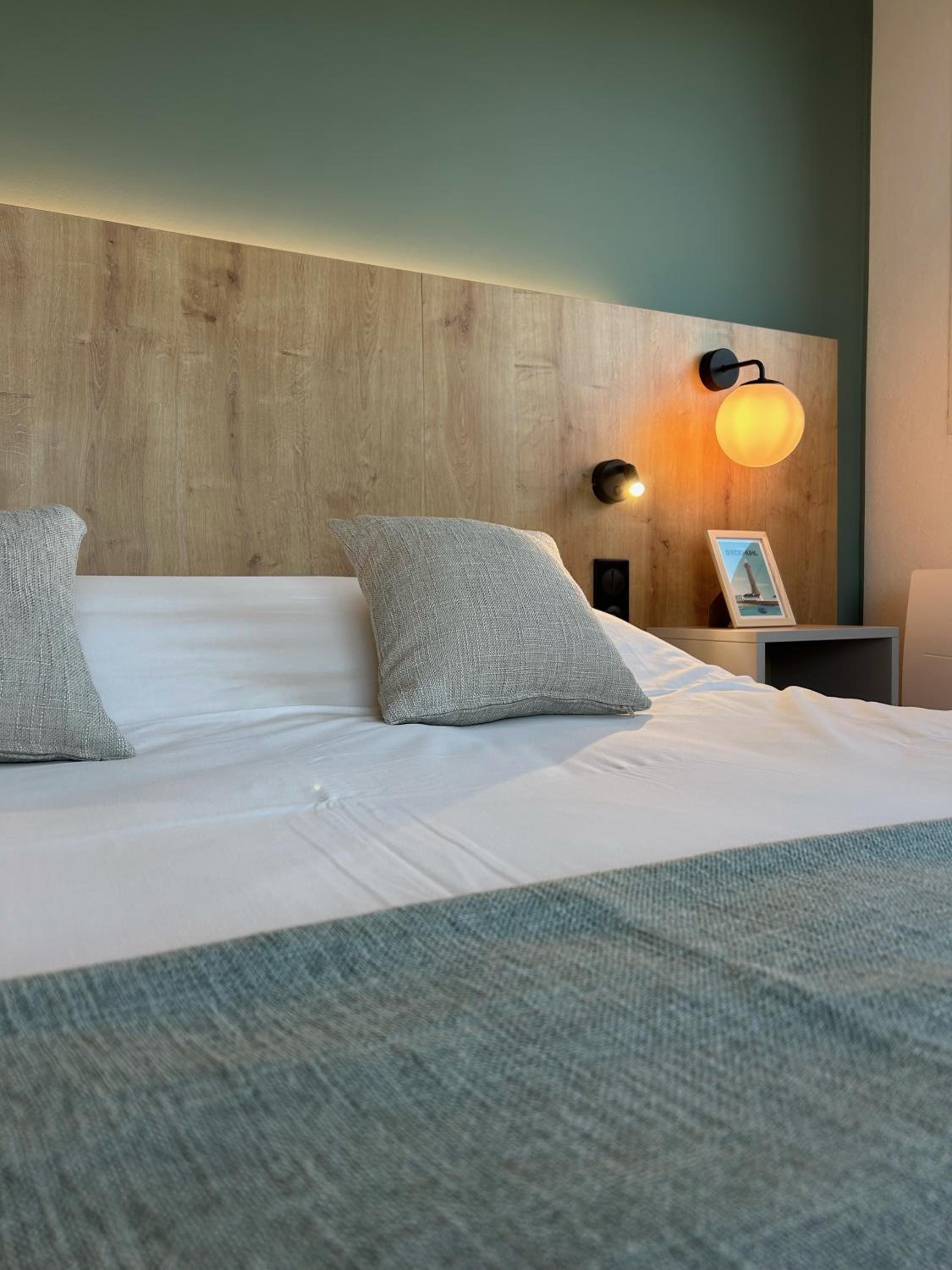 Double Room with Side Sea View - Photo 1