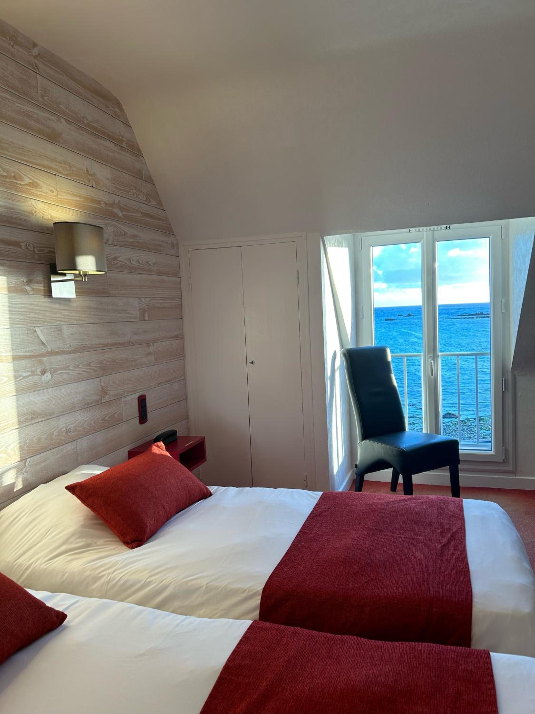 Room with Sea View - Photo 5