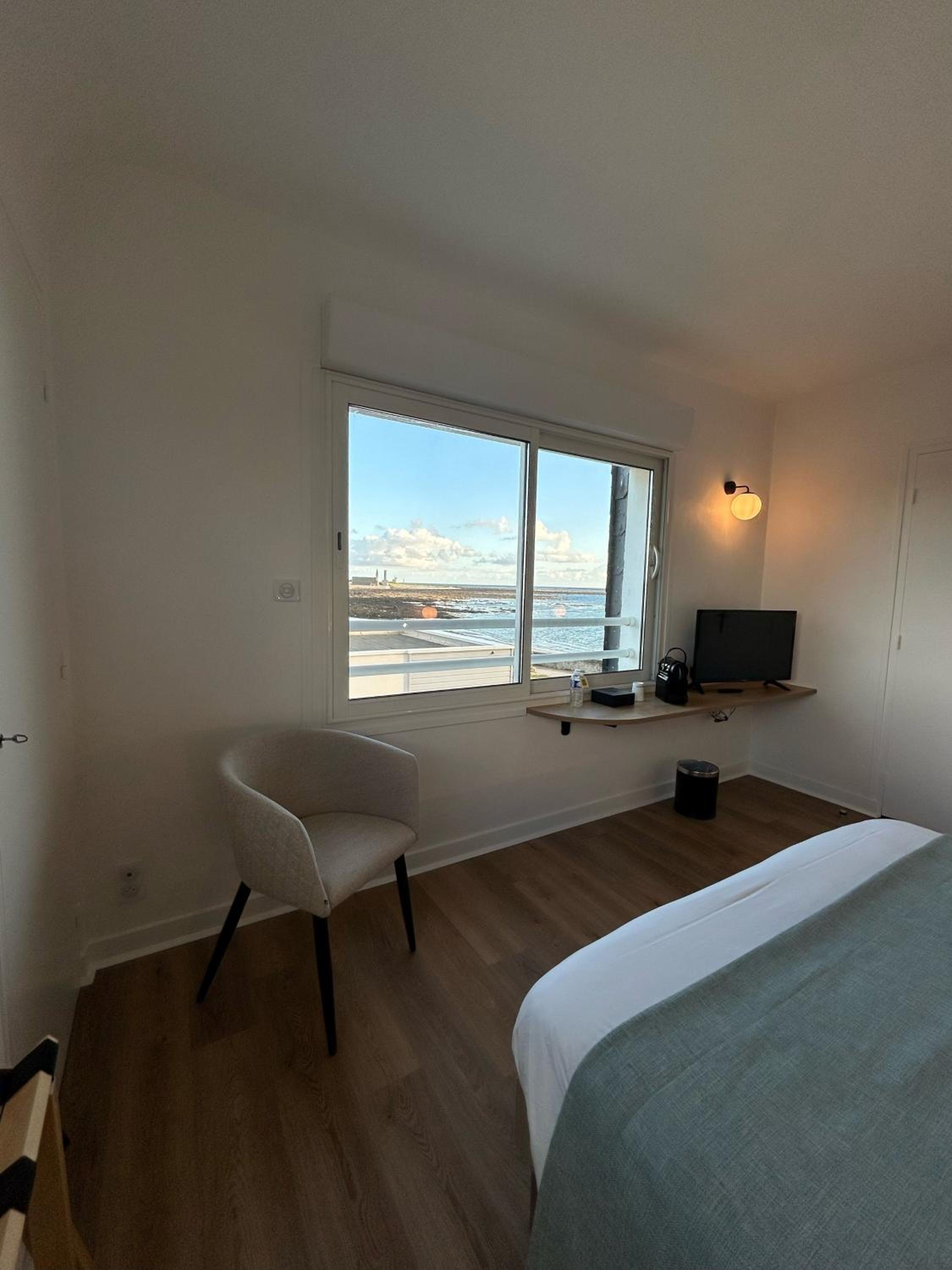 Double Room with Side Sea View - Photo 3