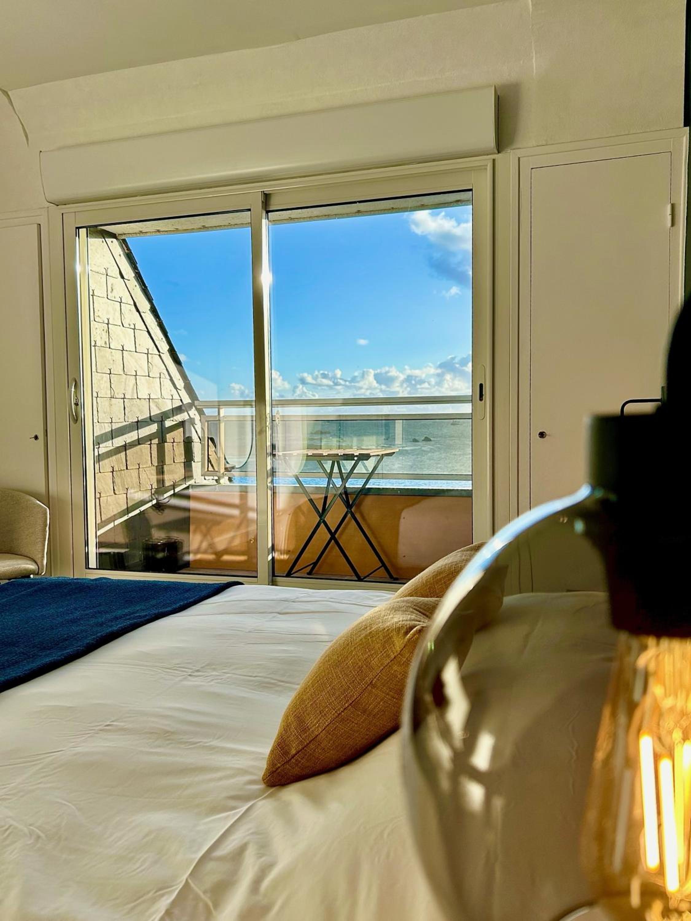 Double Room with Balcony and Sea View - Photo 5