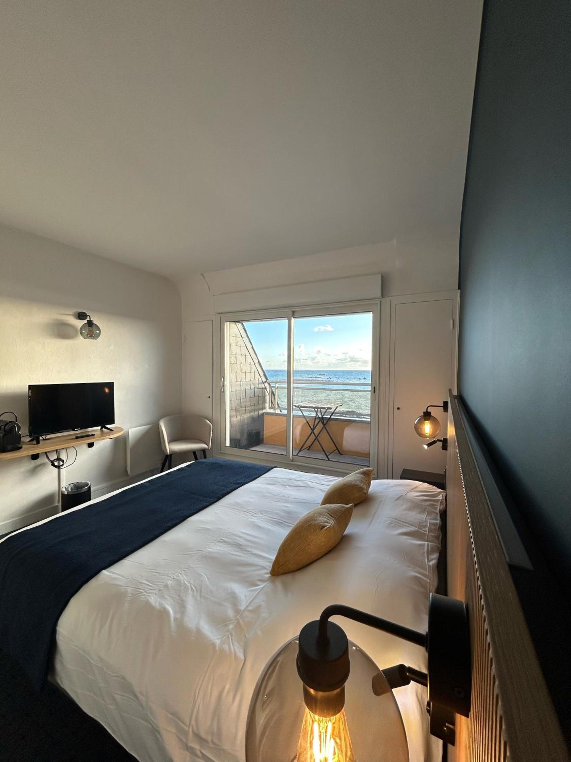 Double Room with Balcony and Sea View - Photo 6