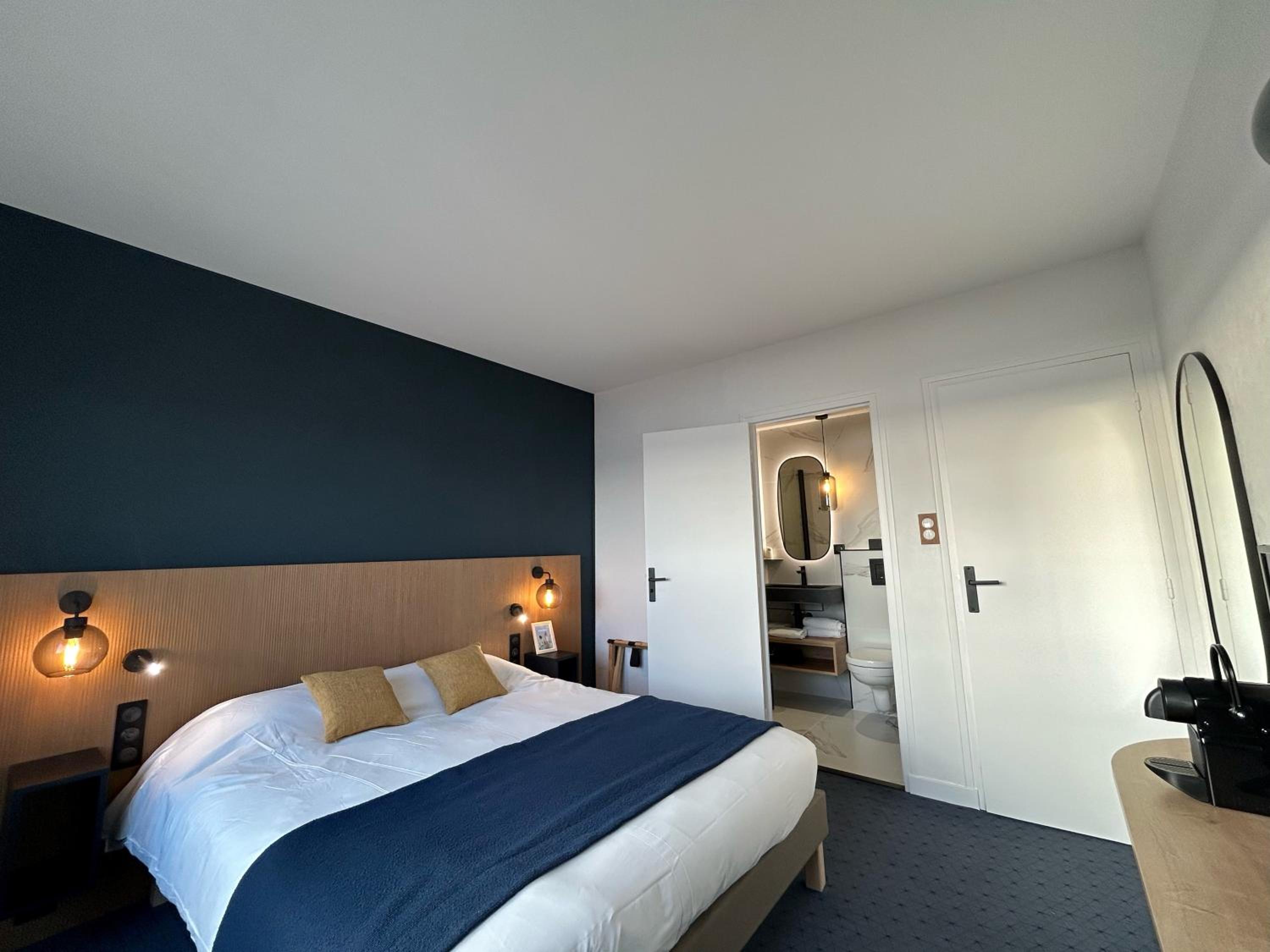 Double Room with Balcony and Sea View - Photo 1