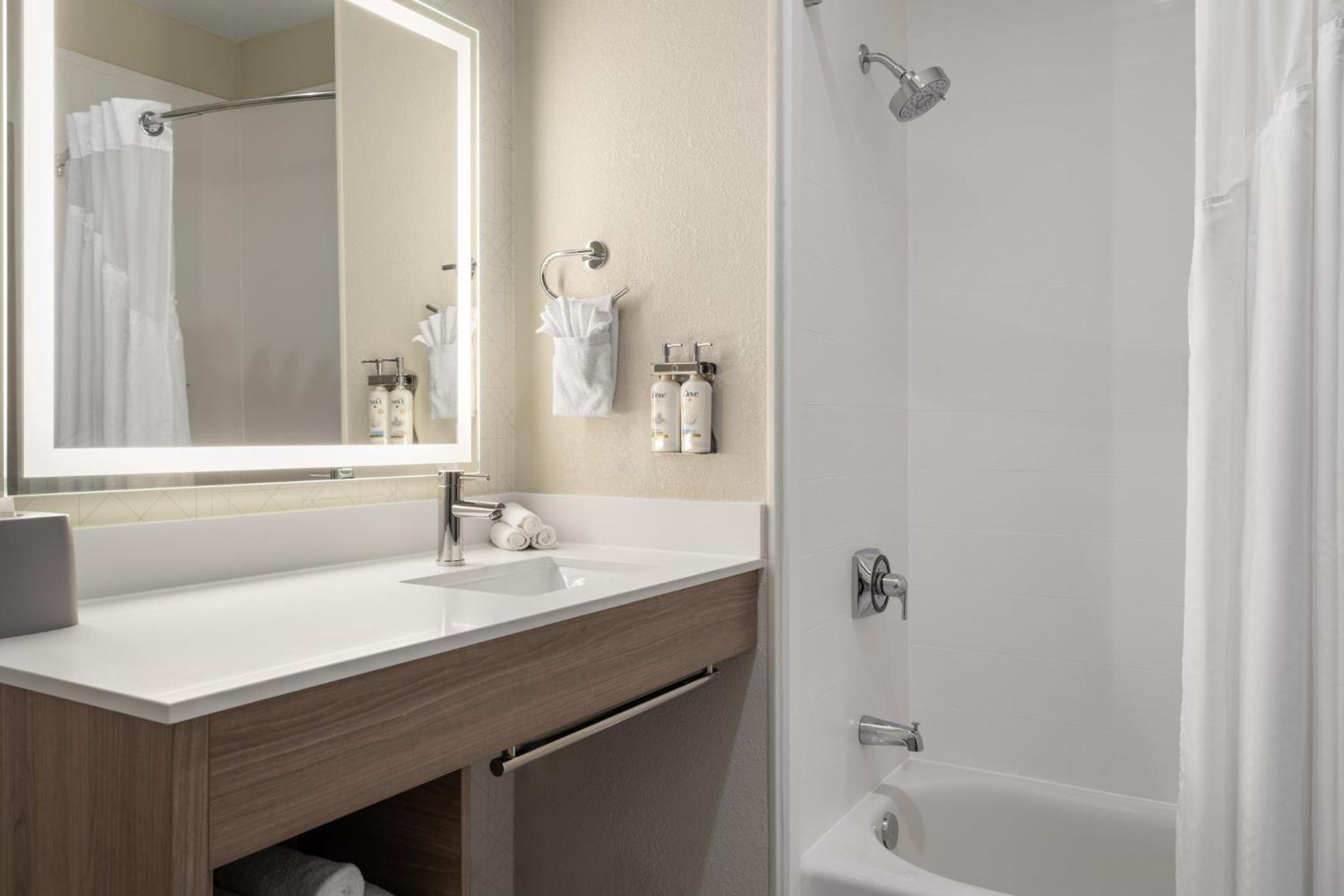 Standard Room with Two Queen Beds - Communications Accessible Tub - Photo 4